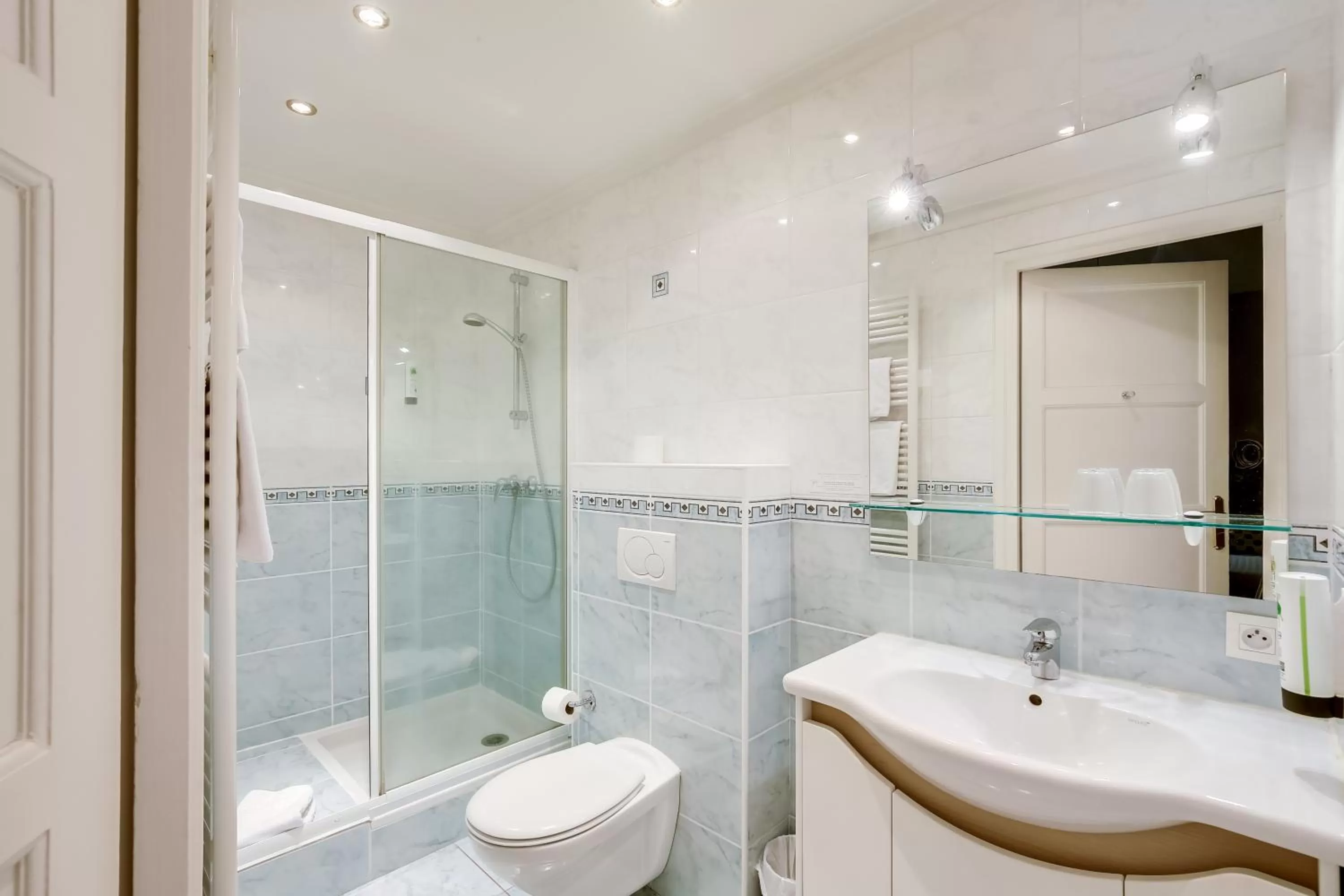 Shower in Logis Hôtel Marguerite