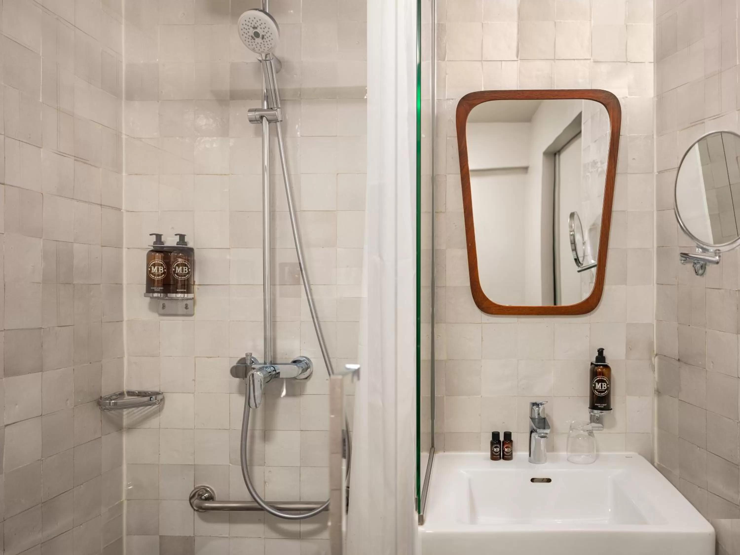 Shower in Hôtel Edgar & Achille