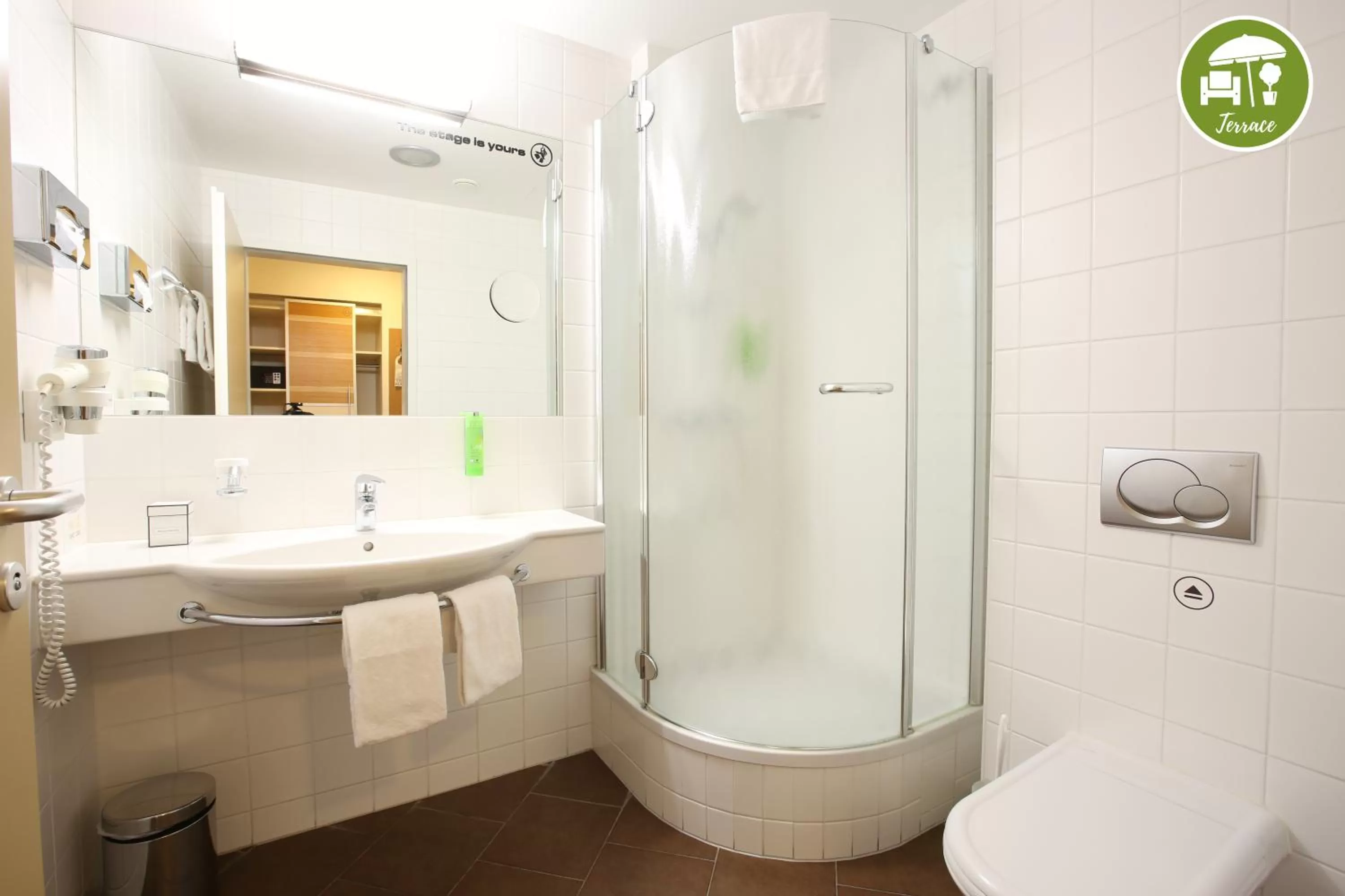 Toilet in arte Hotel Wien Stadthalle