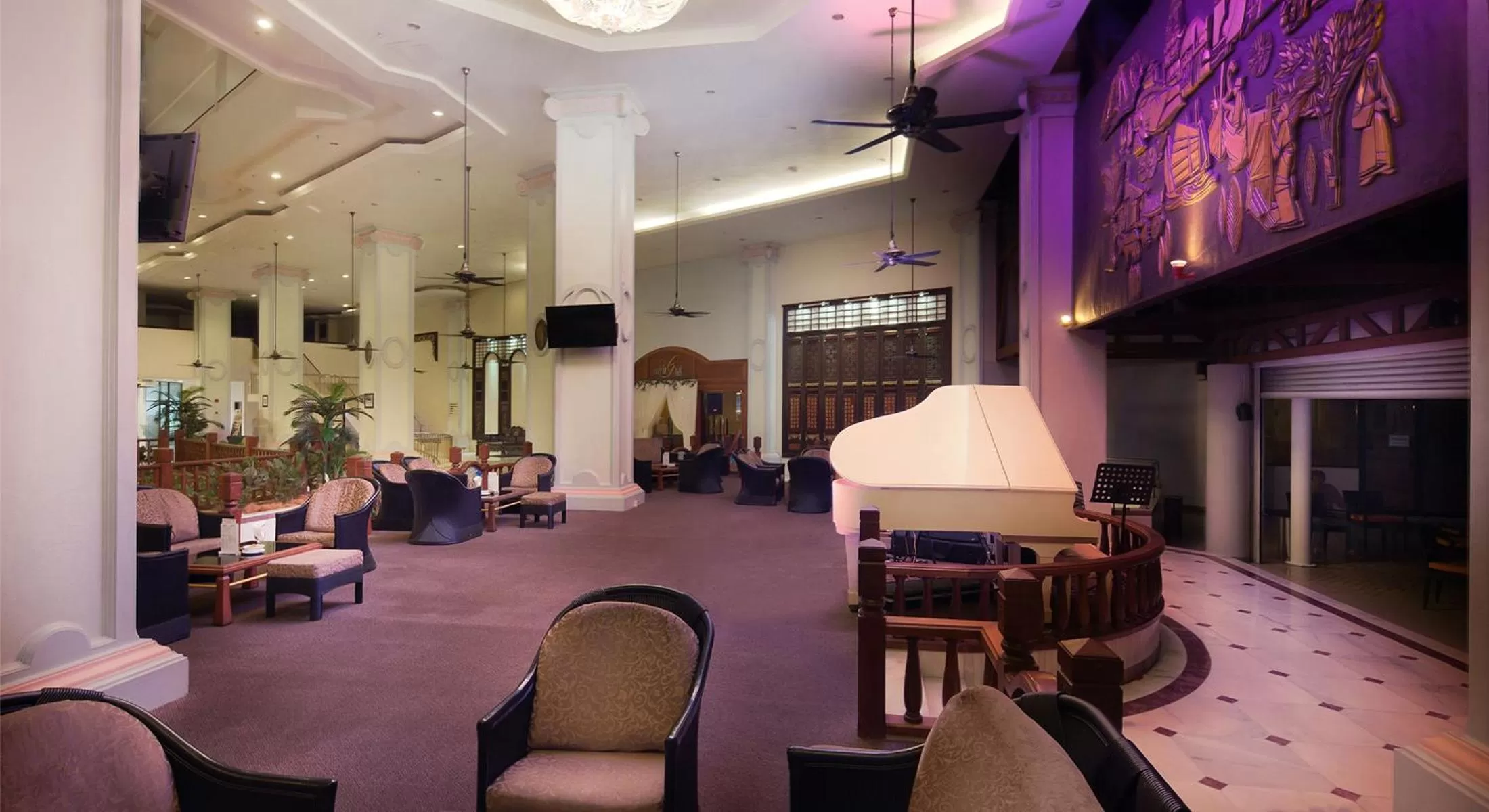 Lounge or bar in The Bayview Beach Resort