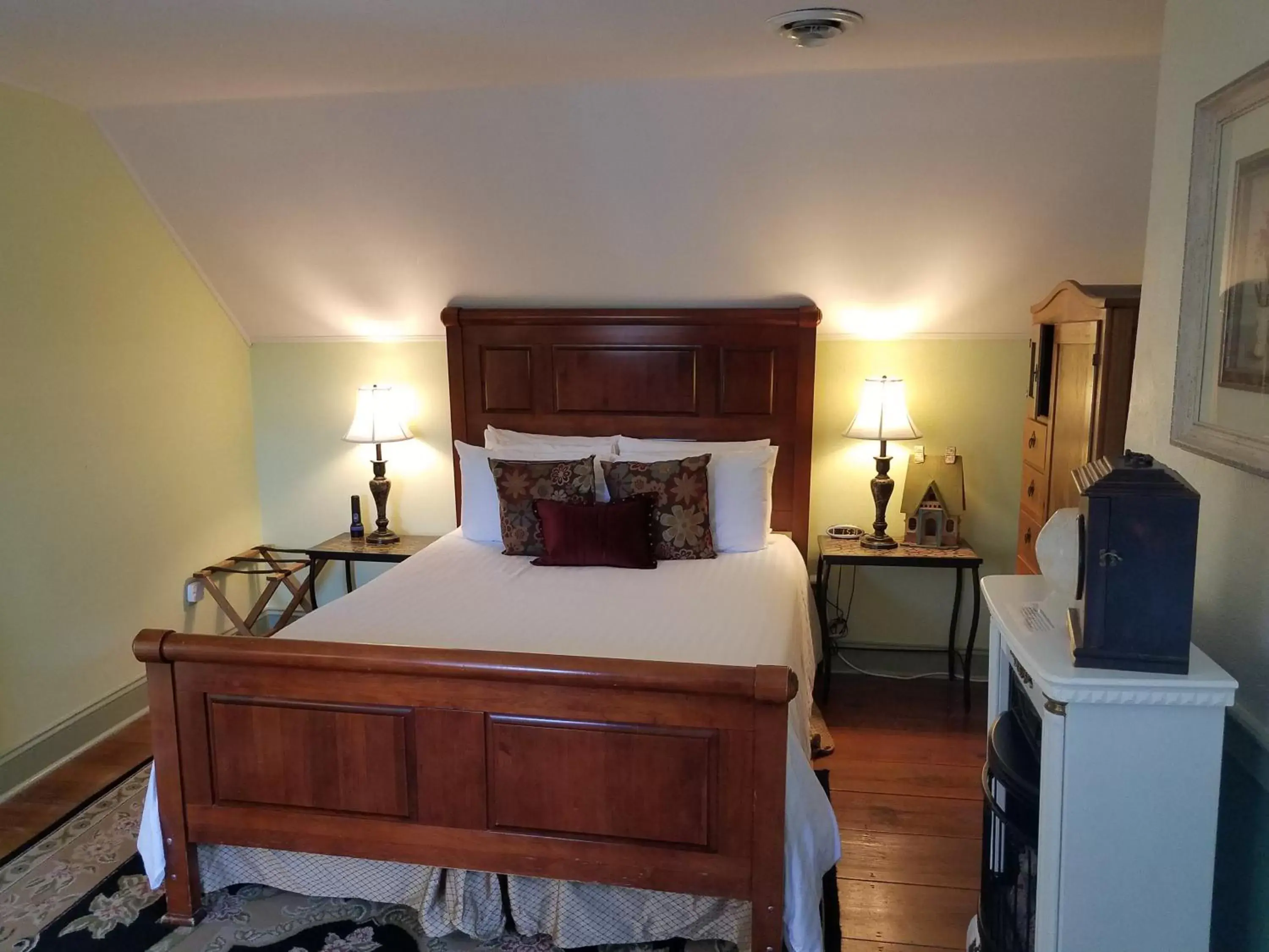 Queen Room in Old Brick Inn Queen Room in Old Brick Inn