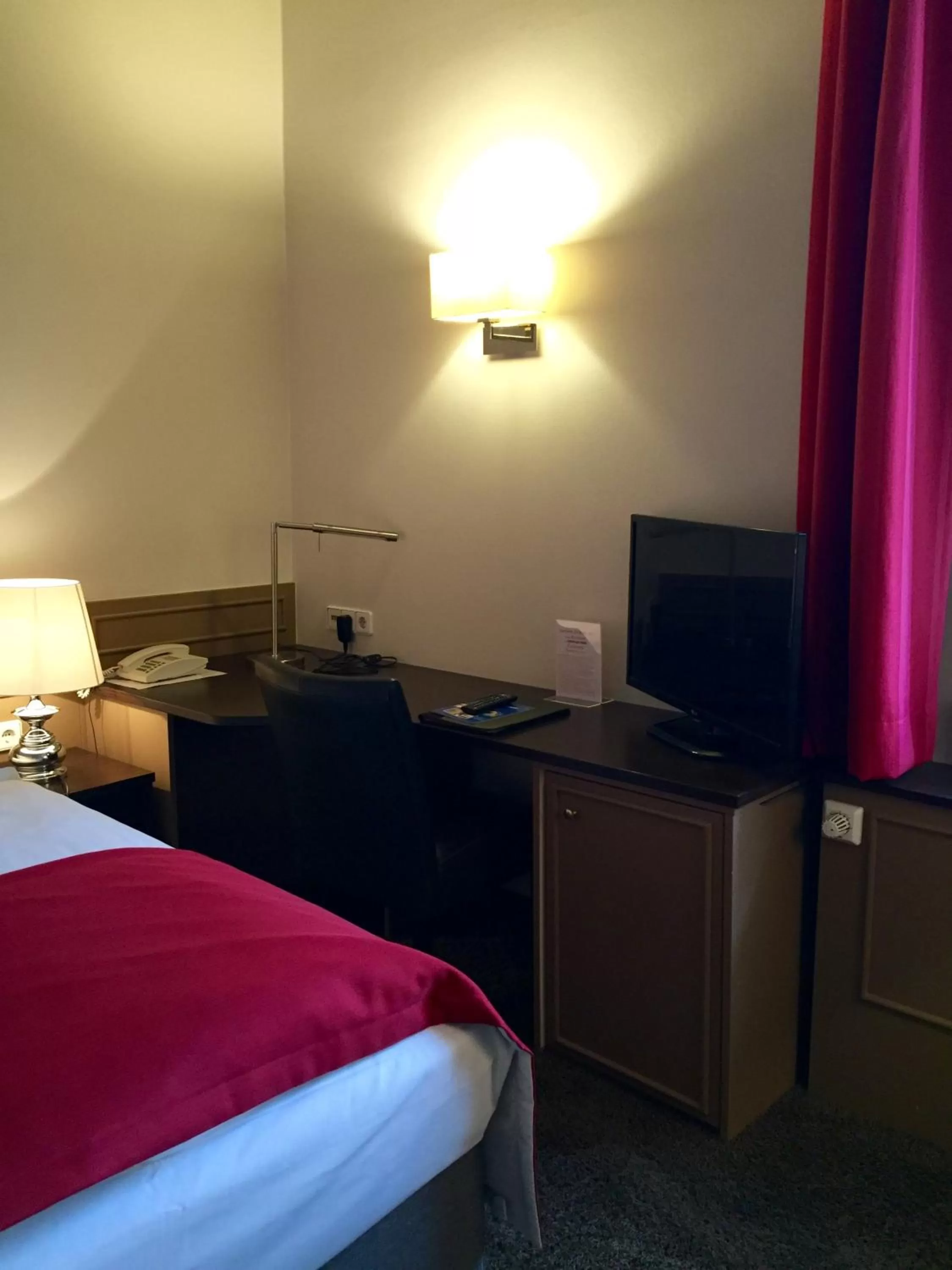 Photo of the whole room, Bed in Hotel Lippischer Hof