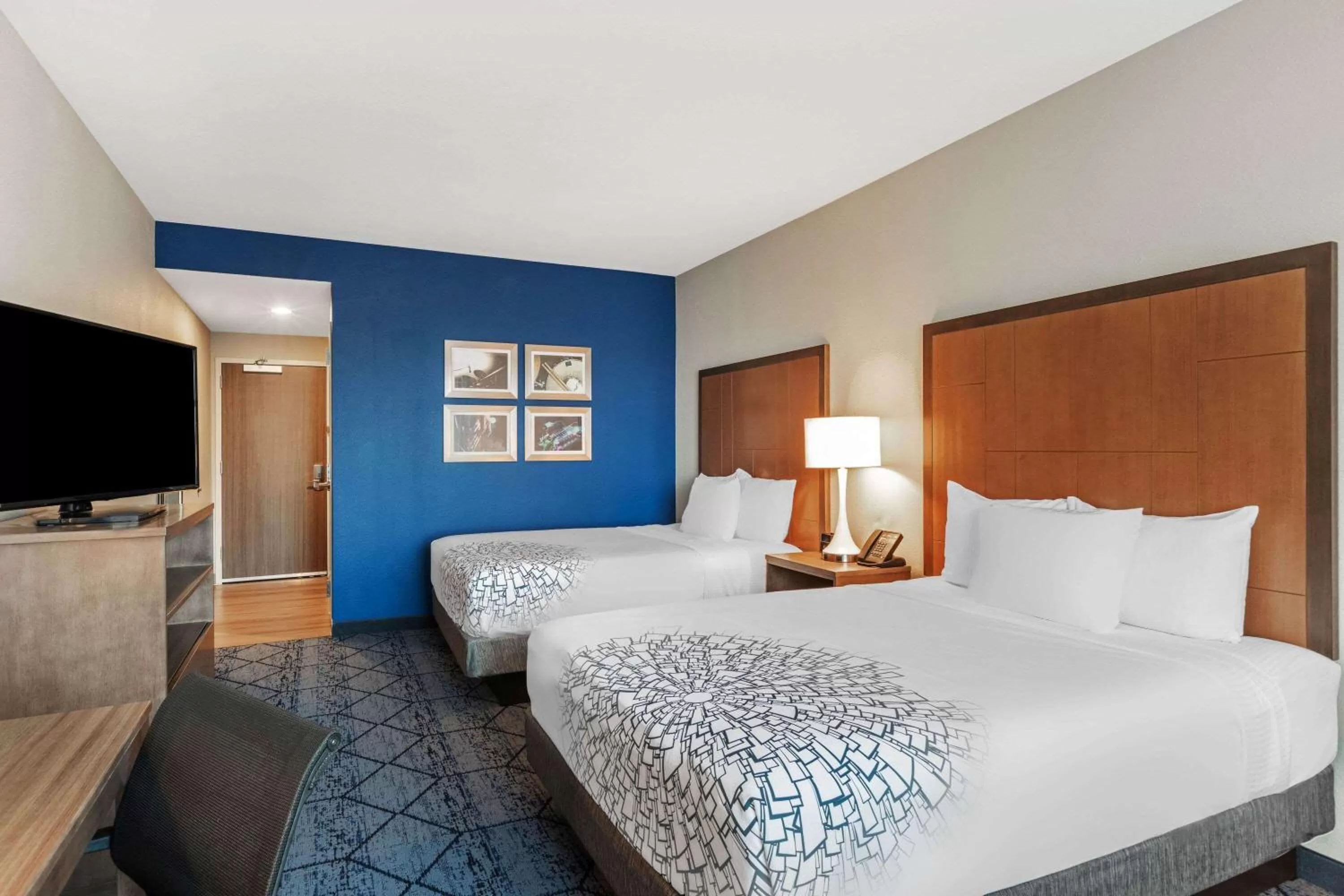 Photo of the whole room, Bed in La Quinta Inn & Suites by Wyndham Kansas City Beacon Hill