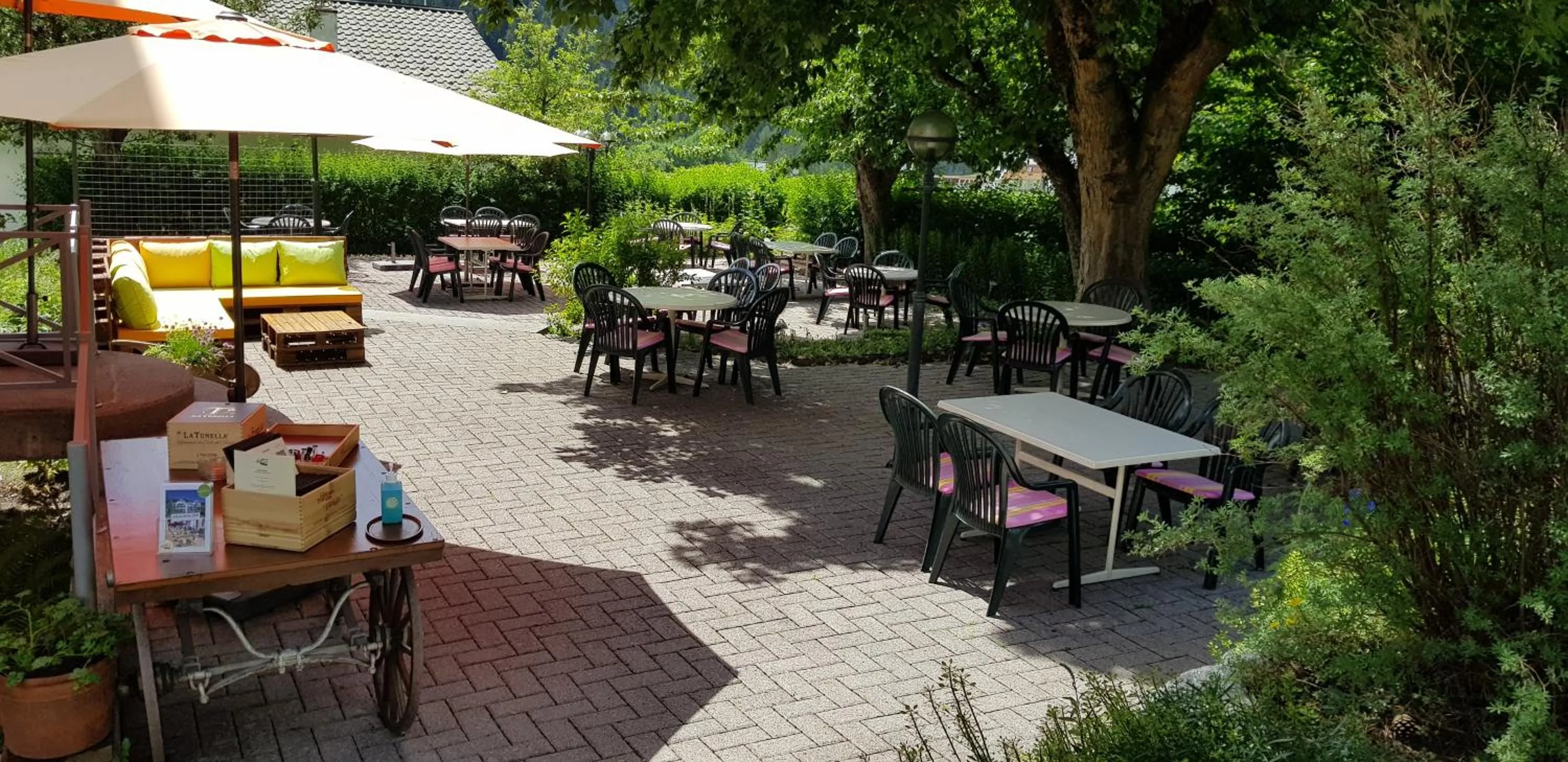 Restaurant/places to eat in Typically Swiss Hotel Altana