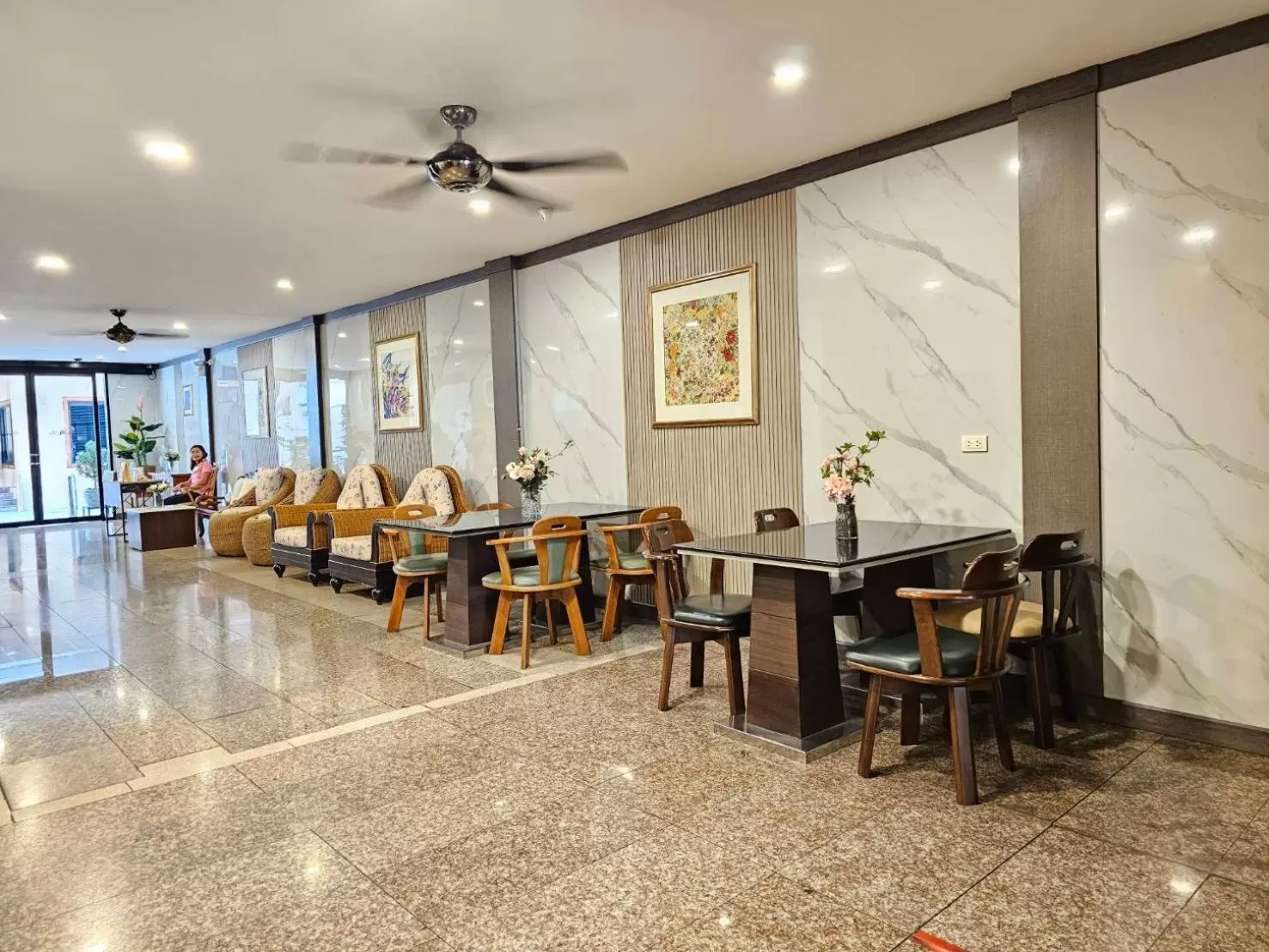 Seating area, Restaurant/Places to Eat in Dynasty Inn