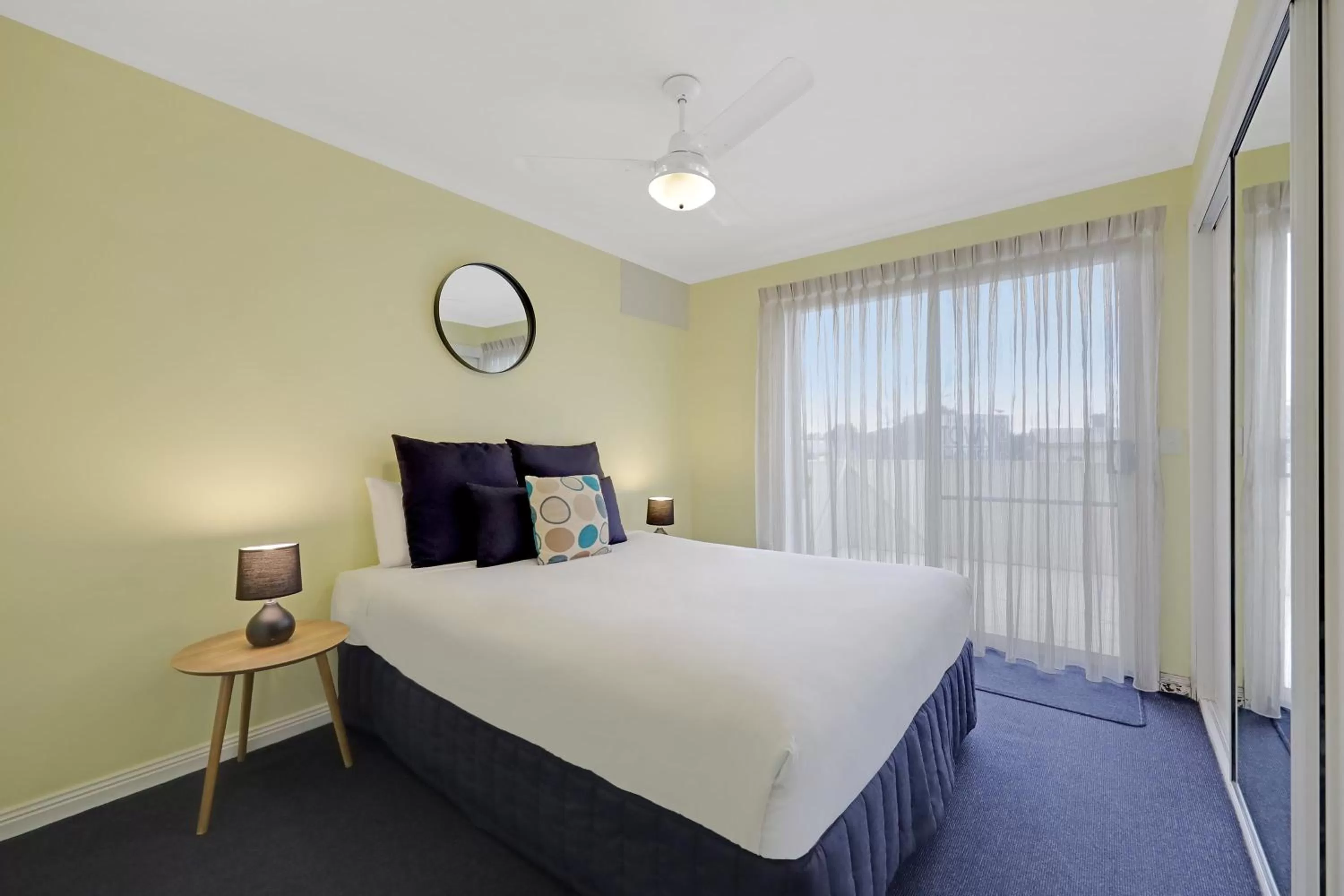 Bedroom, Bed in Hamilton Townhouse Motel