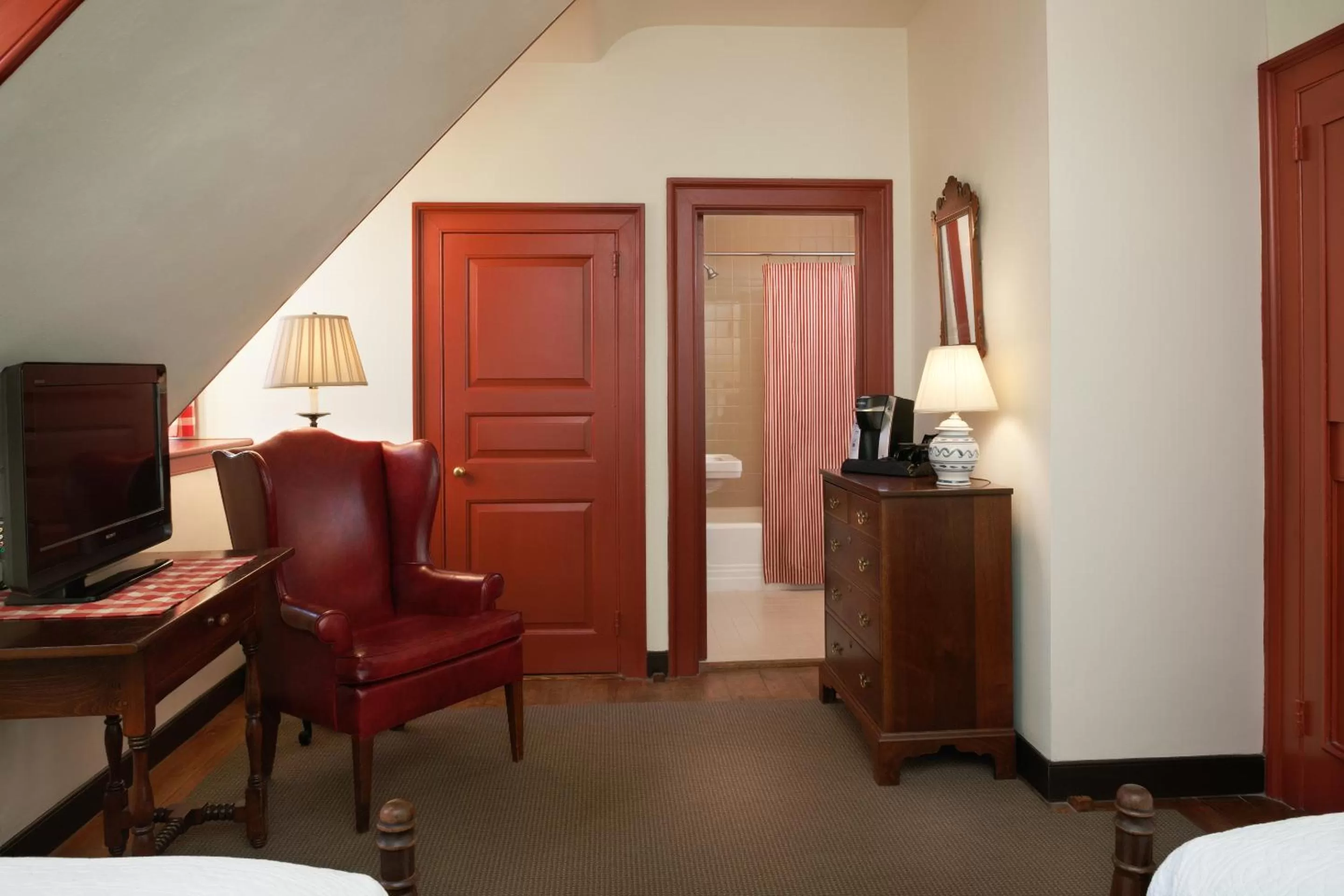 Photo of the whole room, Bed in Colonial Houses, an official Colonial Williamsburg Hotel