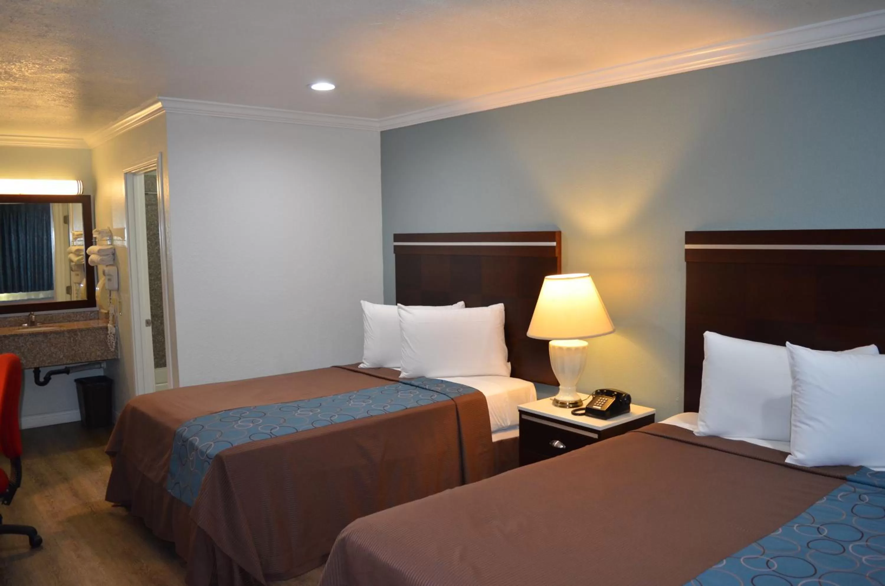 Photo of the whole room, Bed in Welcome Inn Corona