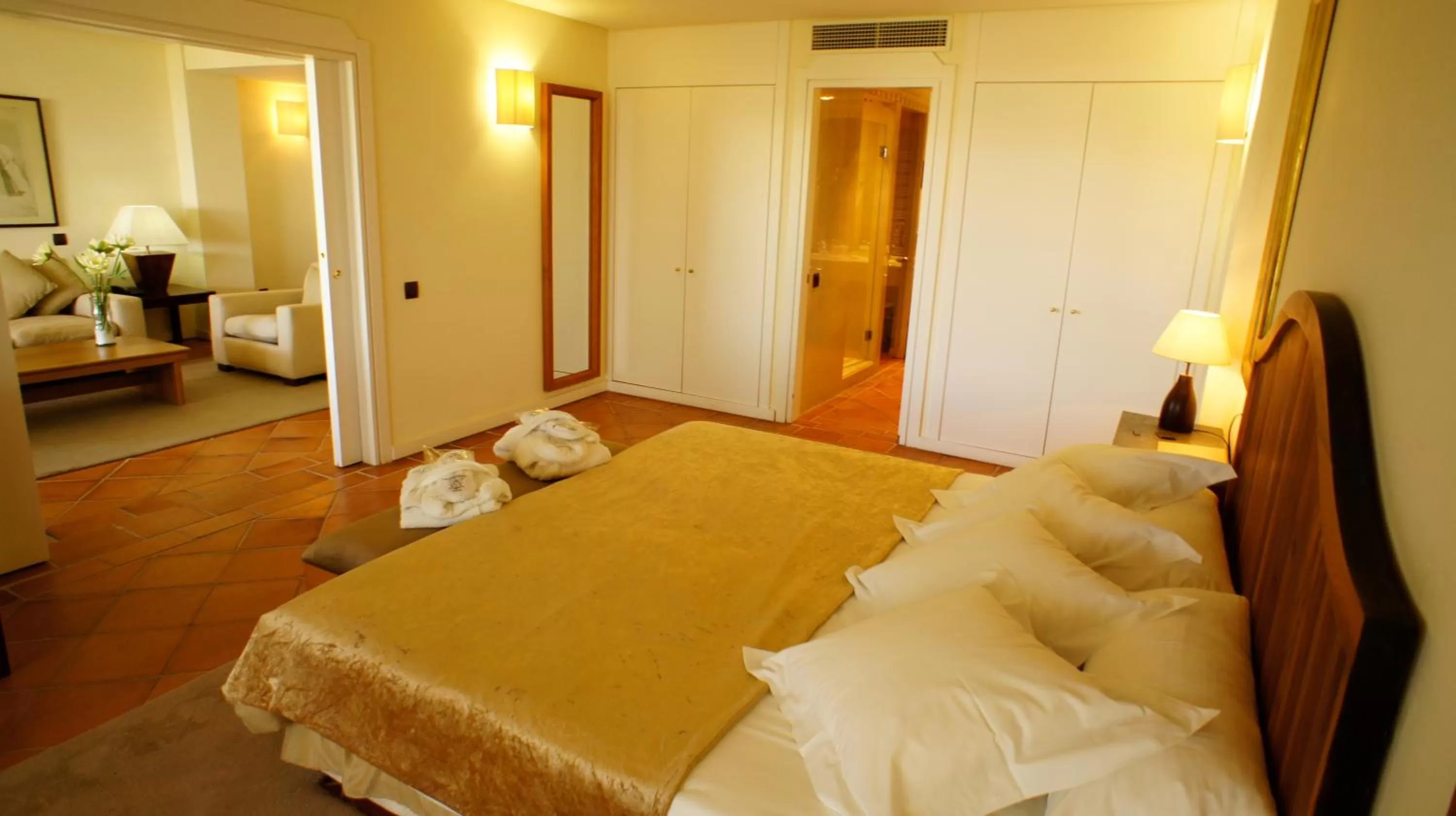 Bed in Hotel Cigarral el Bosque