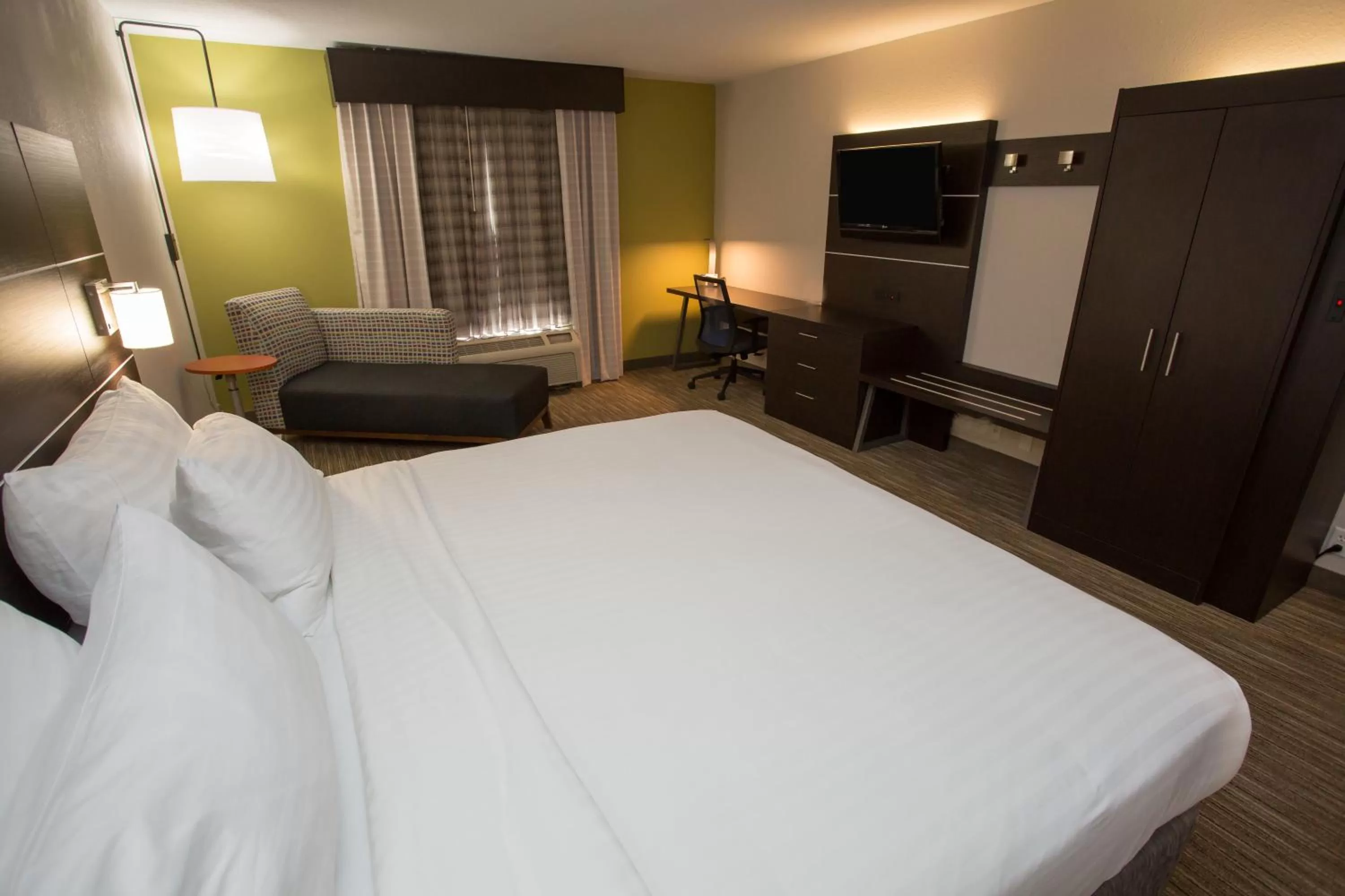 Photo of the whole room, Bed in Holiday Inn Express Wilmington by IHG
