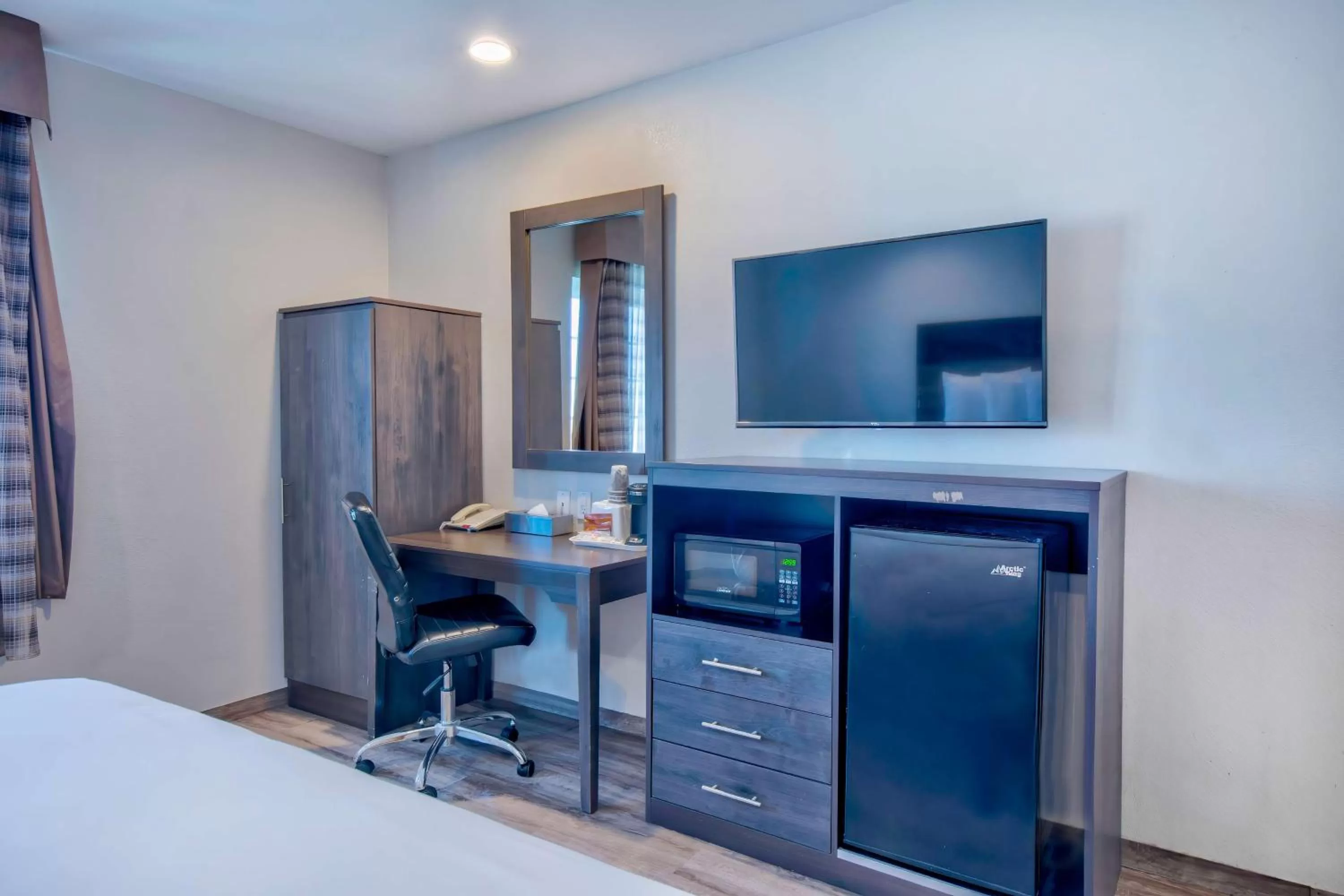 Bedroom, Bed in Studio 6 Rosemead, CA