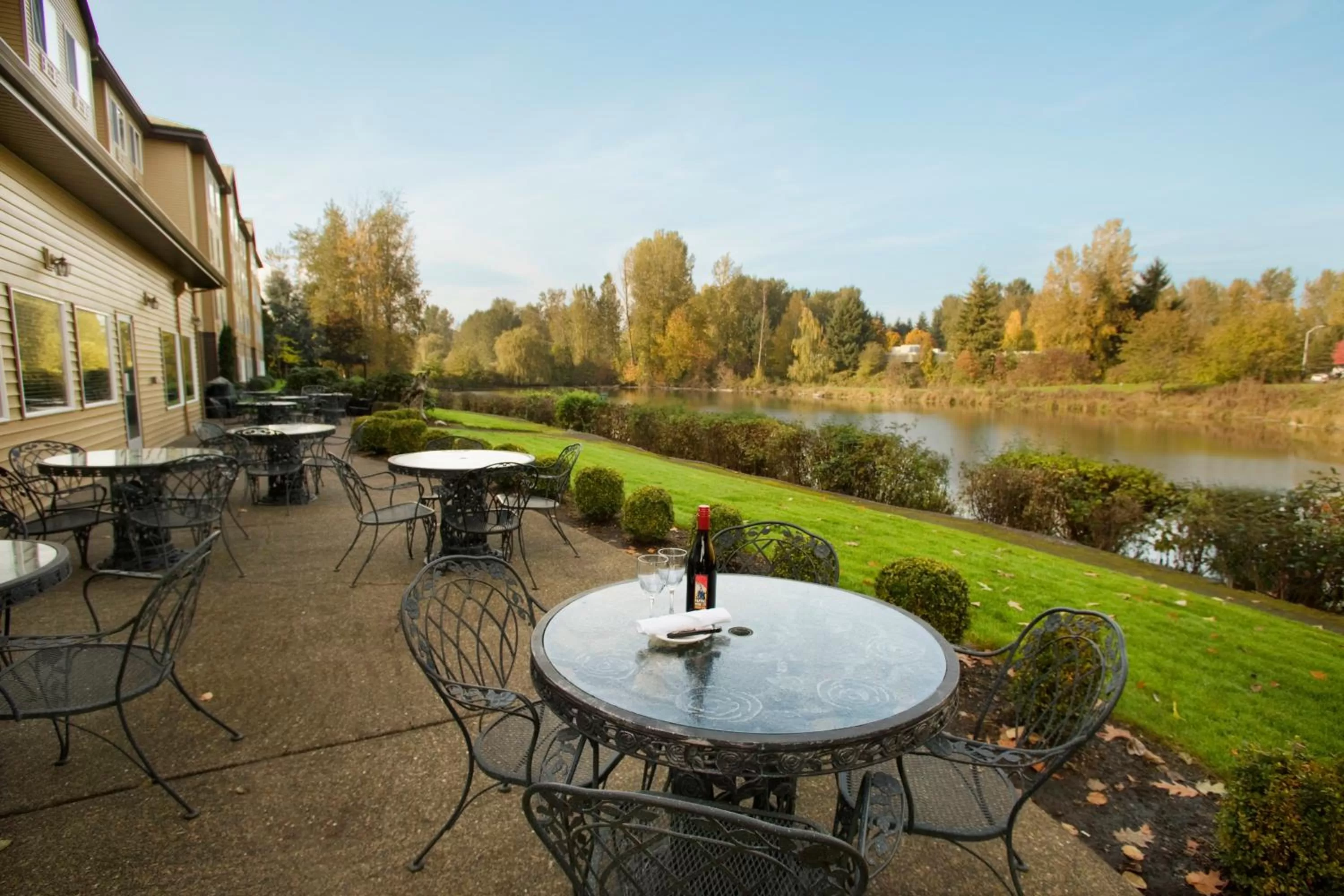 Restaurant/places to eat in Radisson Hotel Portland Airport