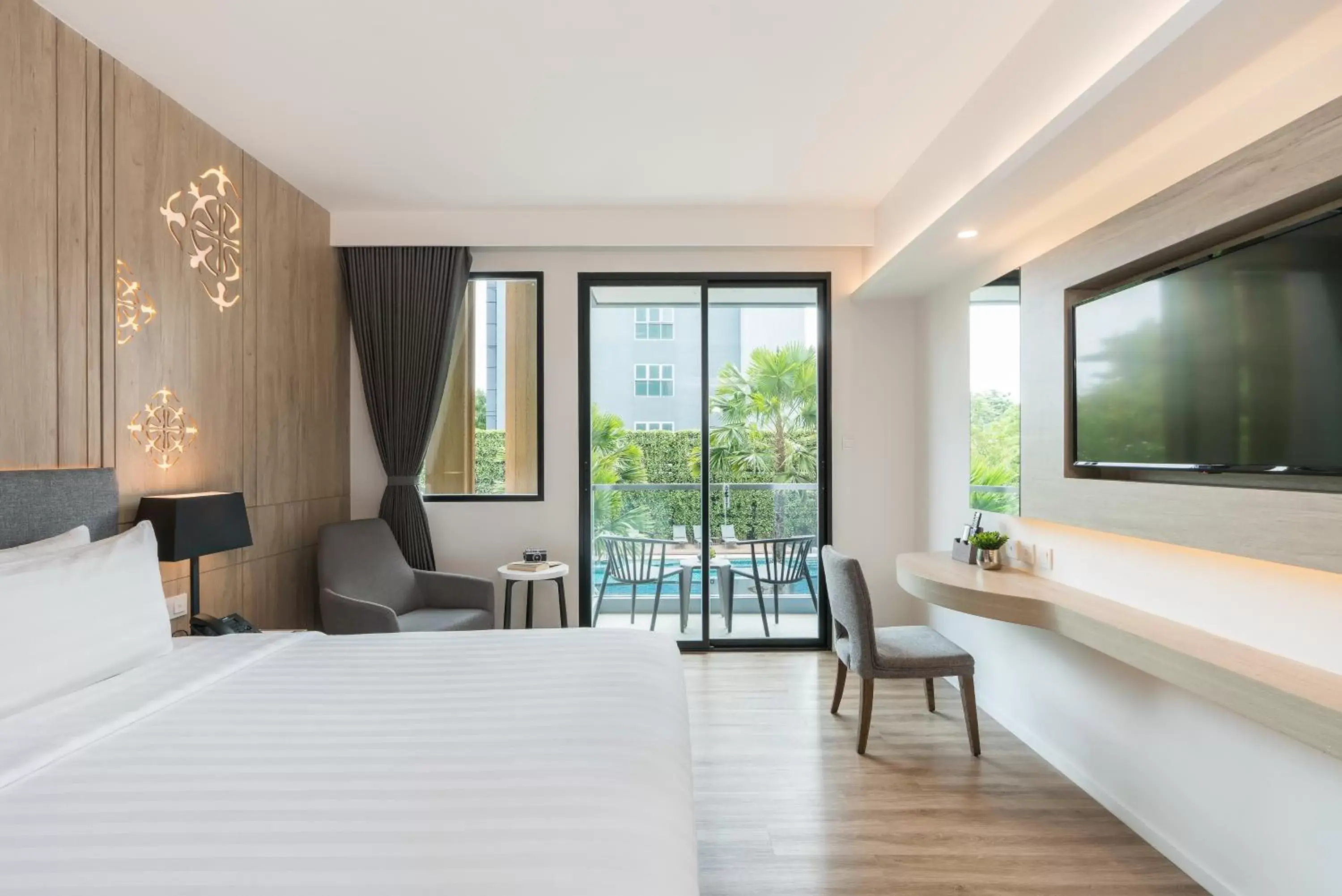 Deluxe Double Room with Pool View in Hotel Amber Pattaya Deluxe Double Room with Pool View in Hotel Amber Pattaya