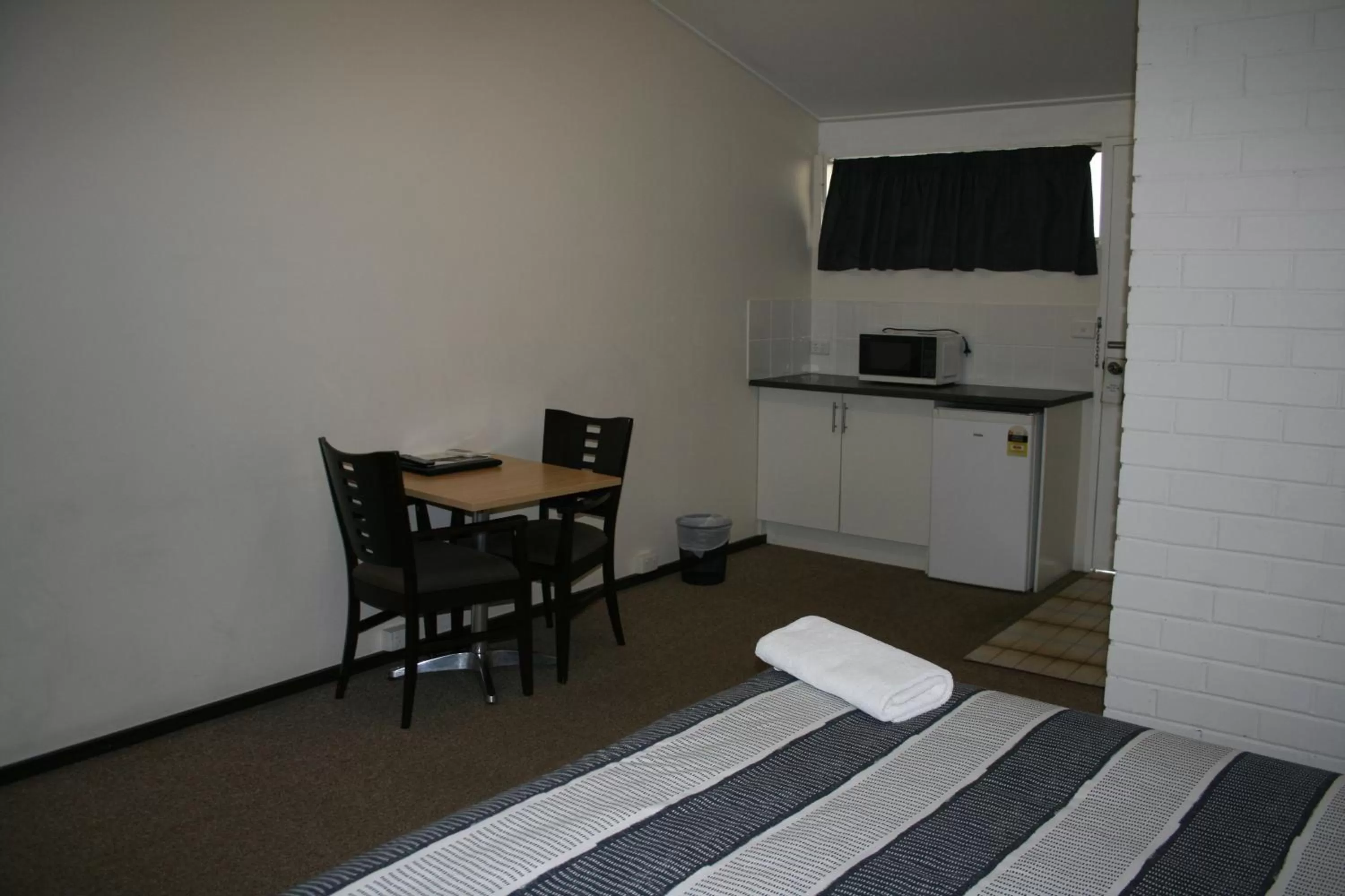 Kitchen or kitchenette, Bed in The Plains Motor Inn