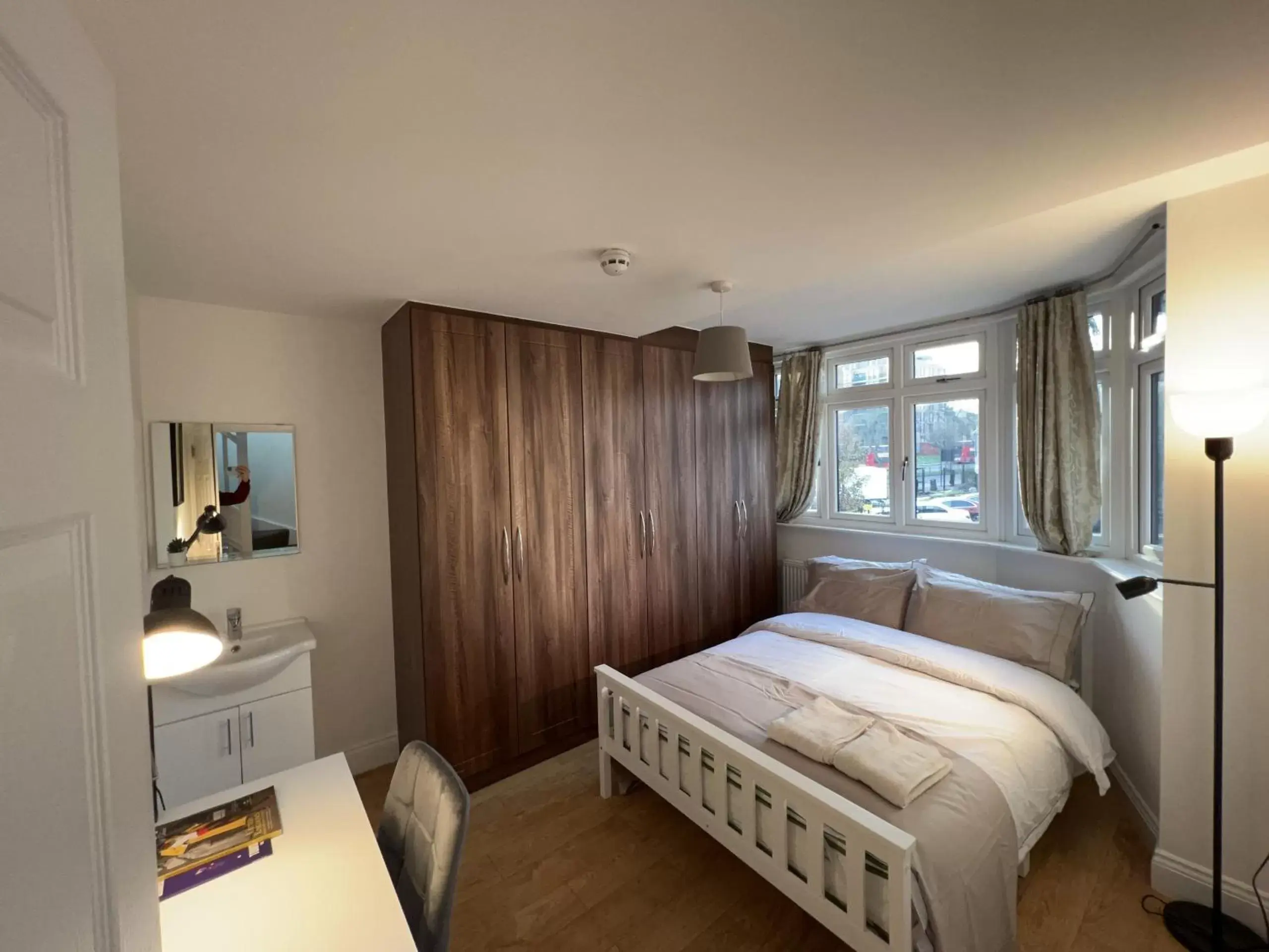 Double Room with Shared Bathroom in 4 Wharncliffe Drive Double Room with Shared Bathroom in 4 Wharncliffe Drive