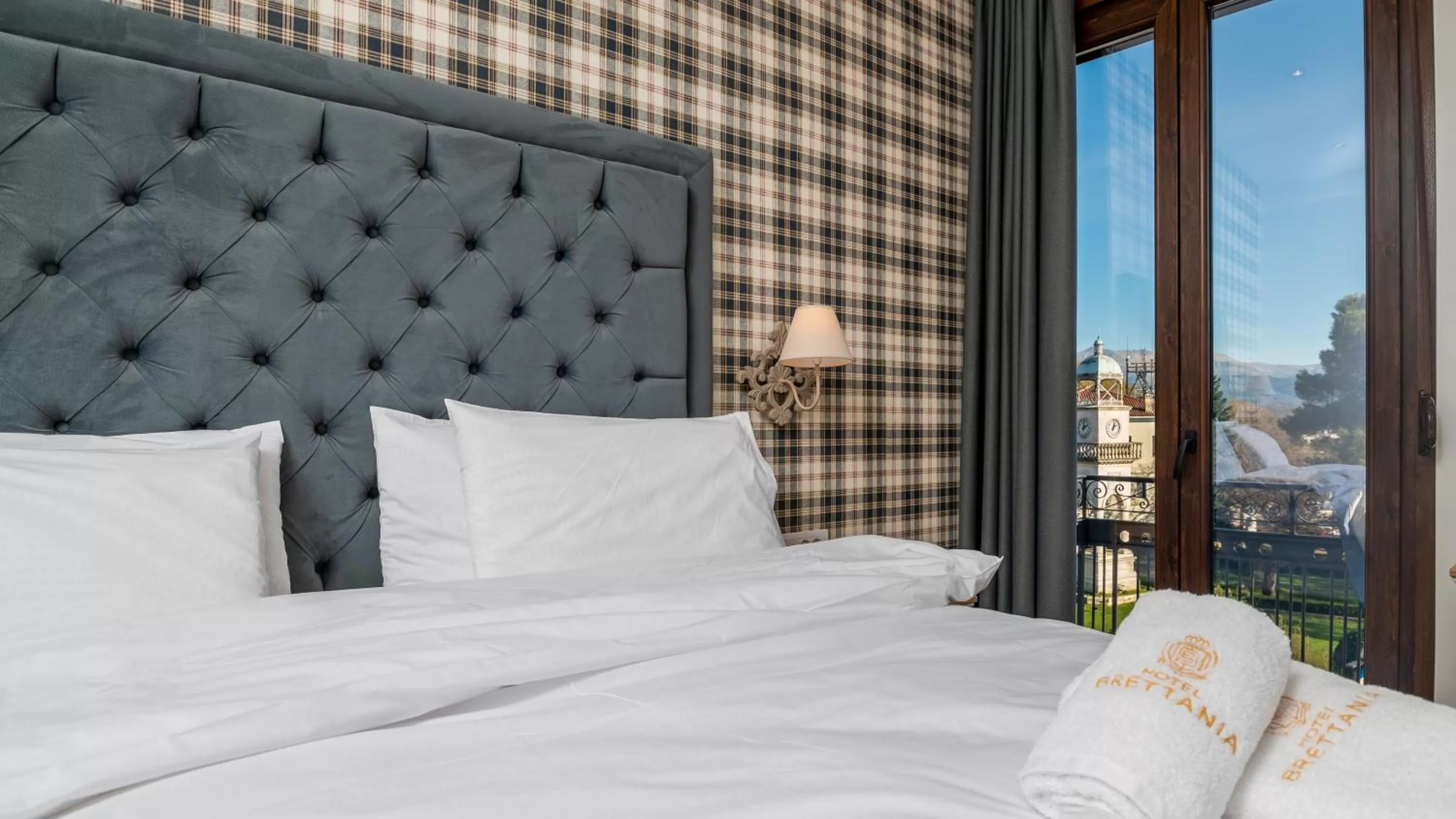 Balcony/Terrace, Bed in Brettania Hotel