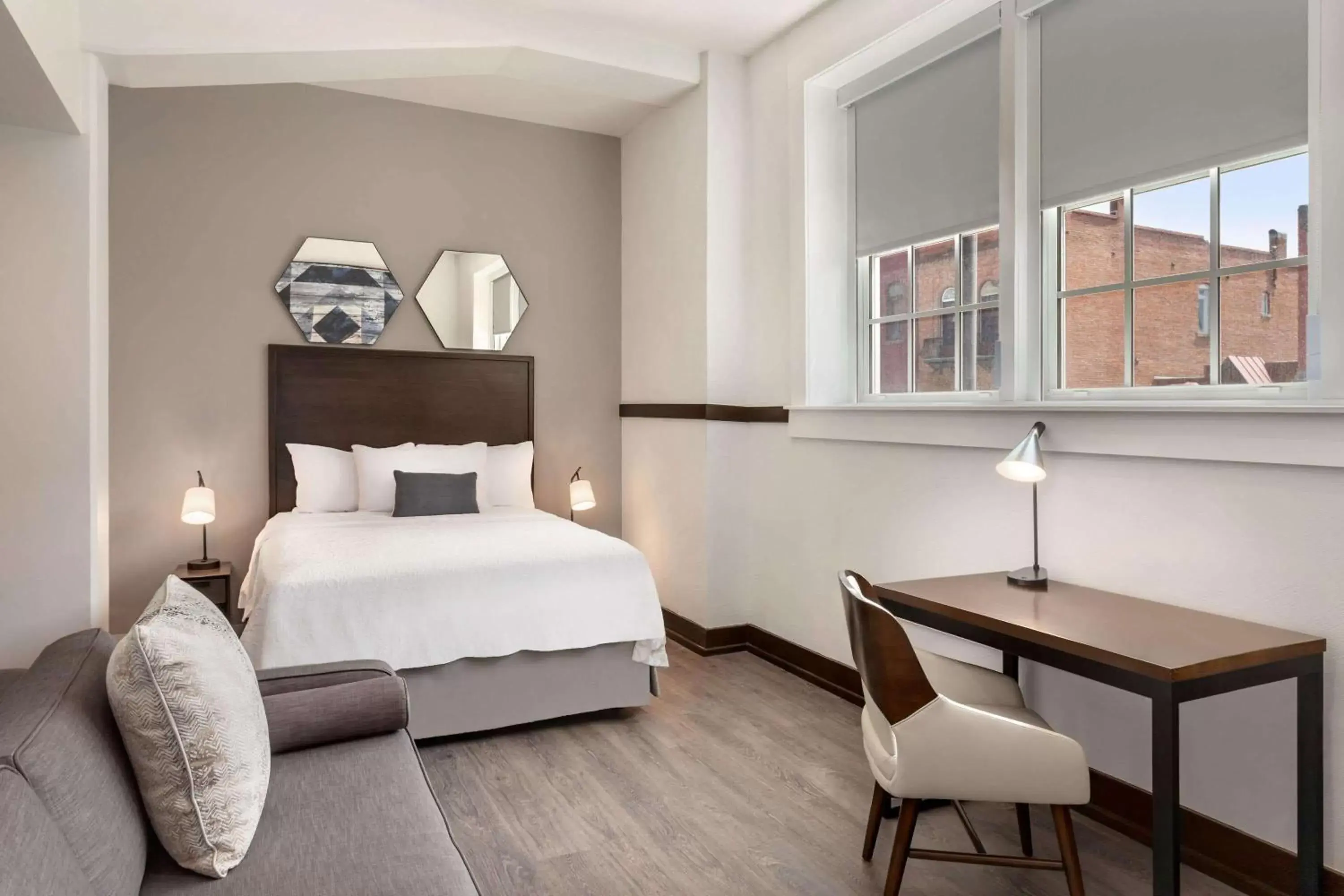 Queen Room, Mobility and Hearing Impaired Accessible, Non-Smoking in Leavenworth Local Hotel Queen Room, Mobility and Hearing Impaired Accessible, Non-Smoking in Leavenworth Local Hotel