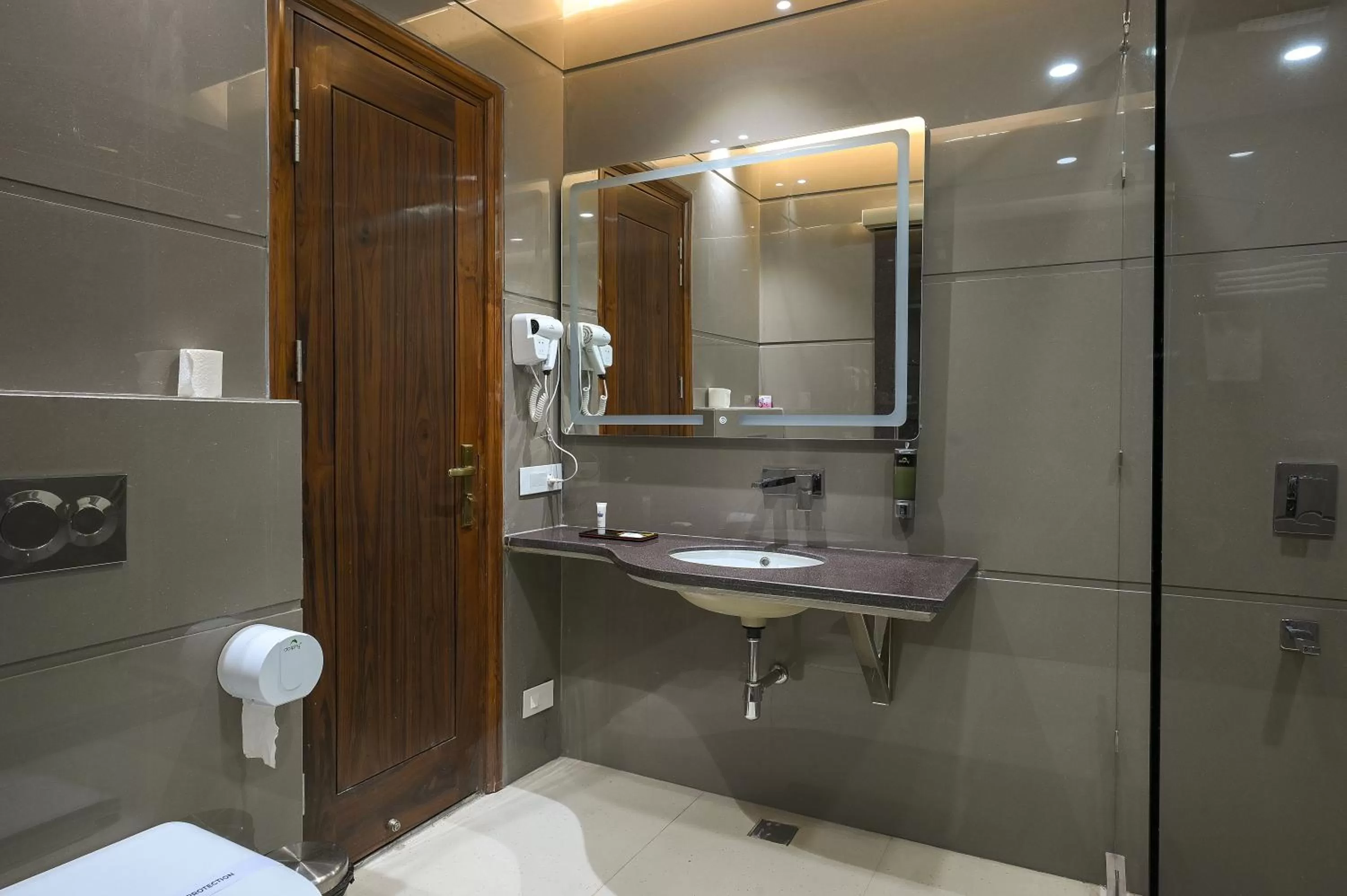 Bathroom in Hotel Leela Grande