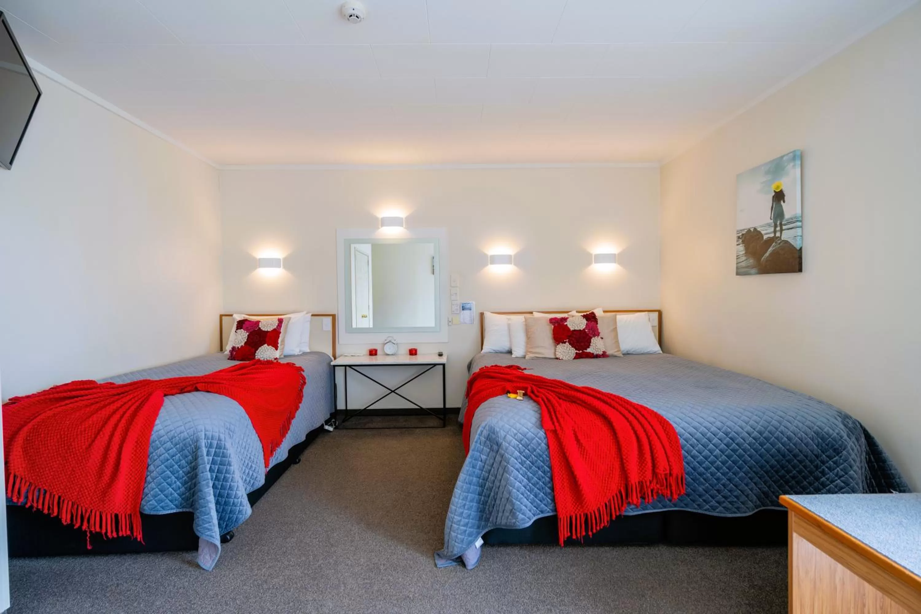 Queen One-Bedroom Apartment - Downstairs Lake & Garden View in Fiordland Lakeview Motel and Apartments