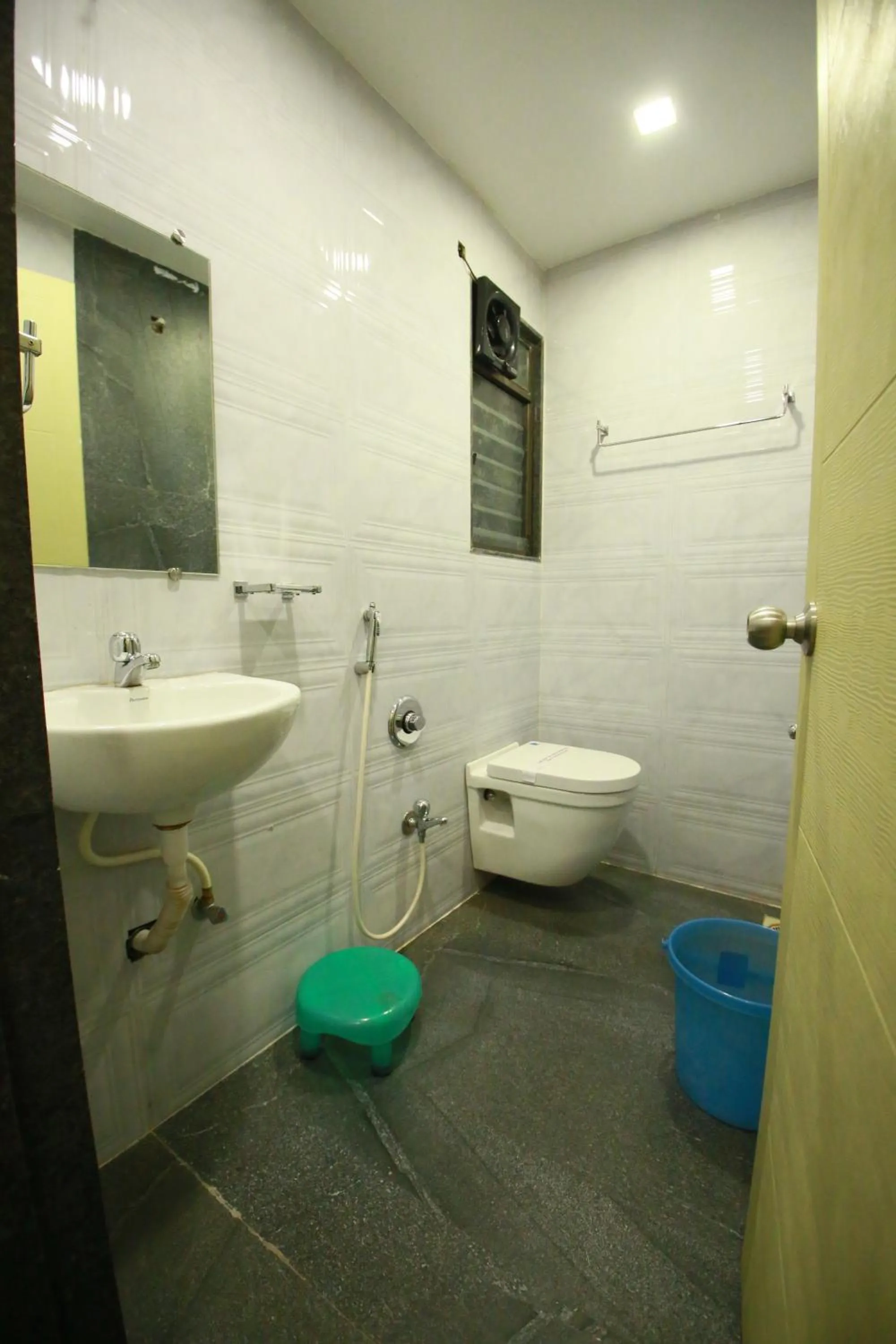 Shower in Hotel Madhuri Executive