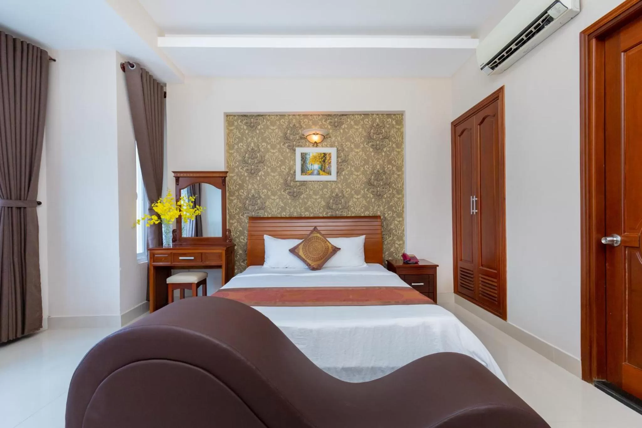 Photo of the whole room, Bed in Queen Garden Hotel & Apartment