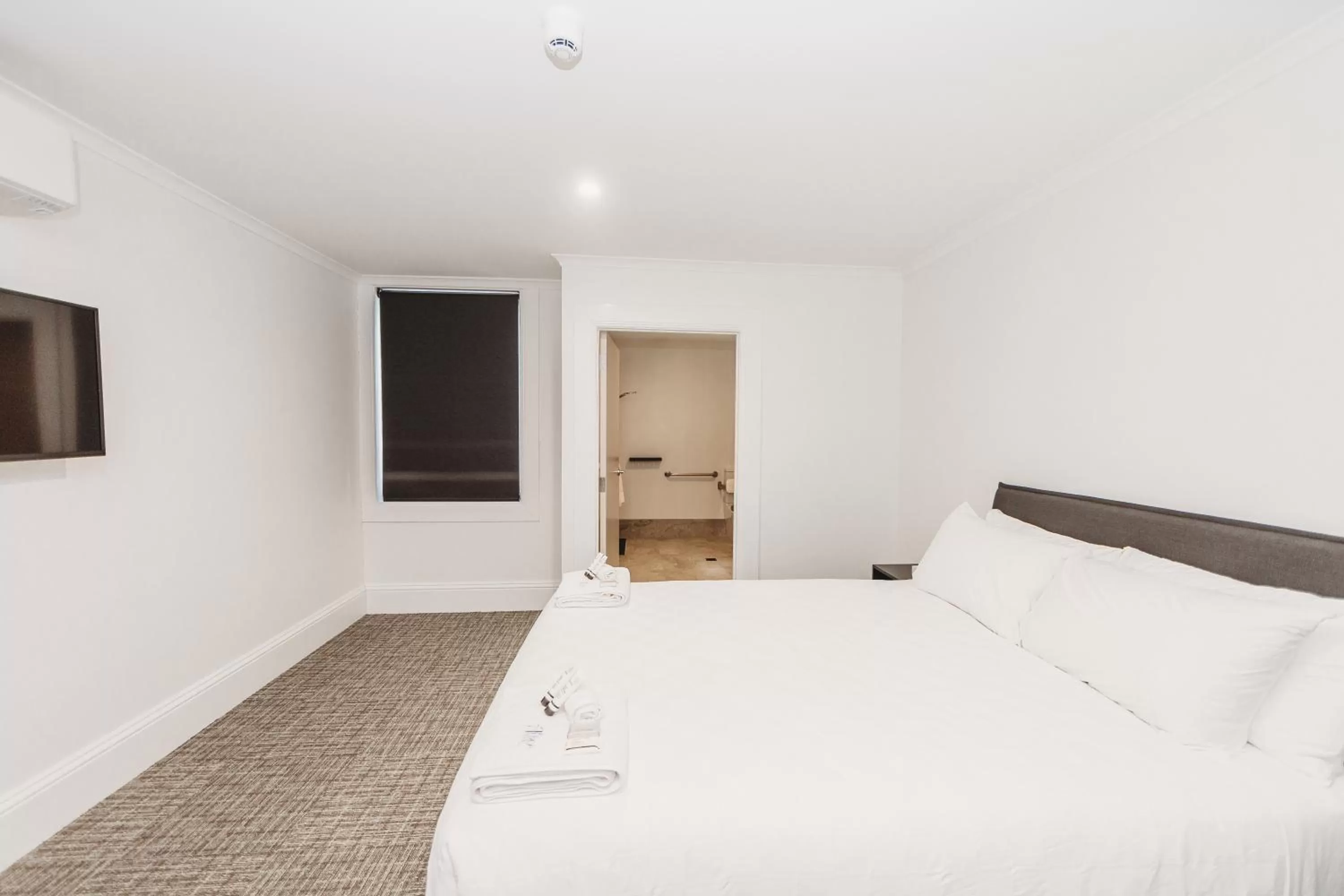 Queen Room - Disability Access in The Albion Hotel