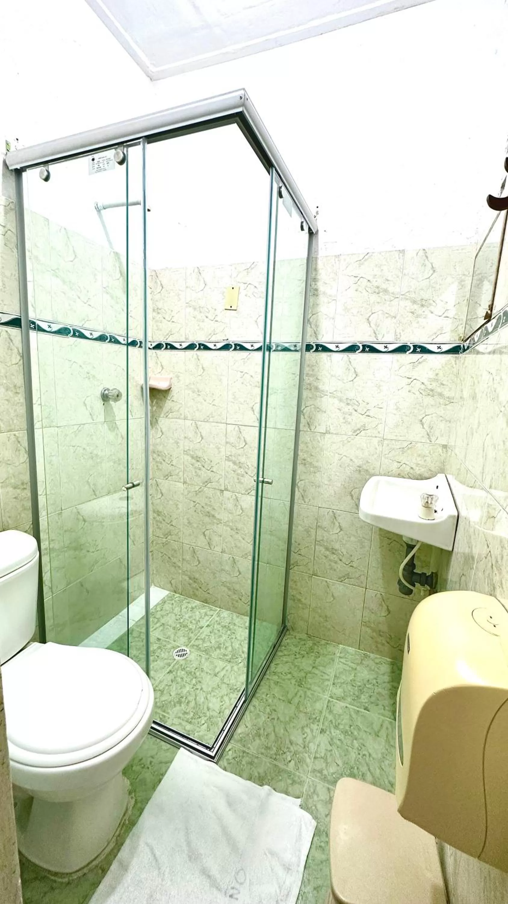 Shower, Bathroom in Hotel La Española