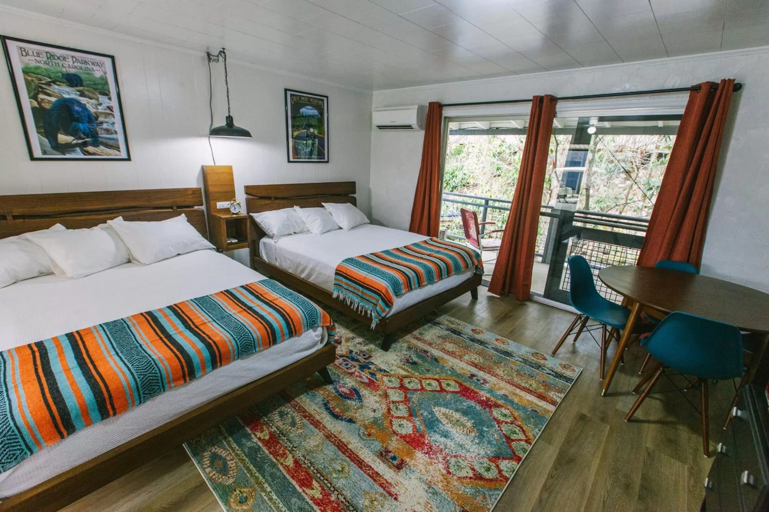 Photo of the whole room, Bed in Route 19 Inn