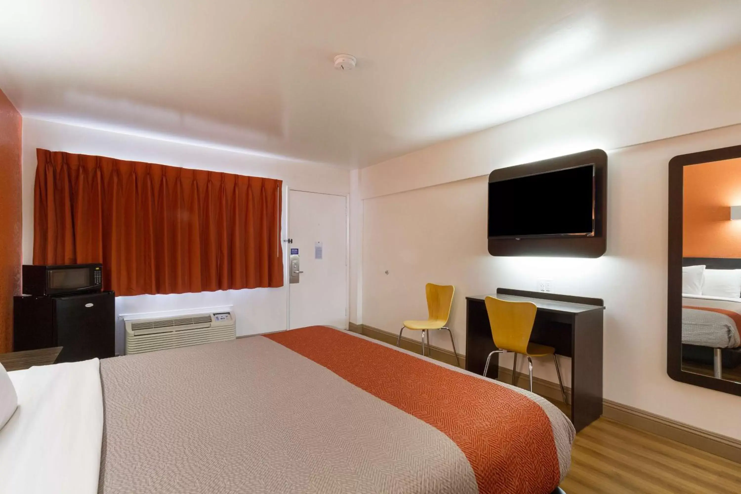 King Room - single occupancy - Disability Access - Non-Smoking in Motel 6-Claremont, CA King Room - single occupancy - Disability Access - Non-Smoking in Motel 6-Claremont, CA