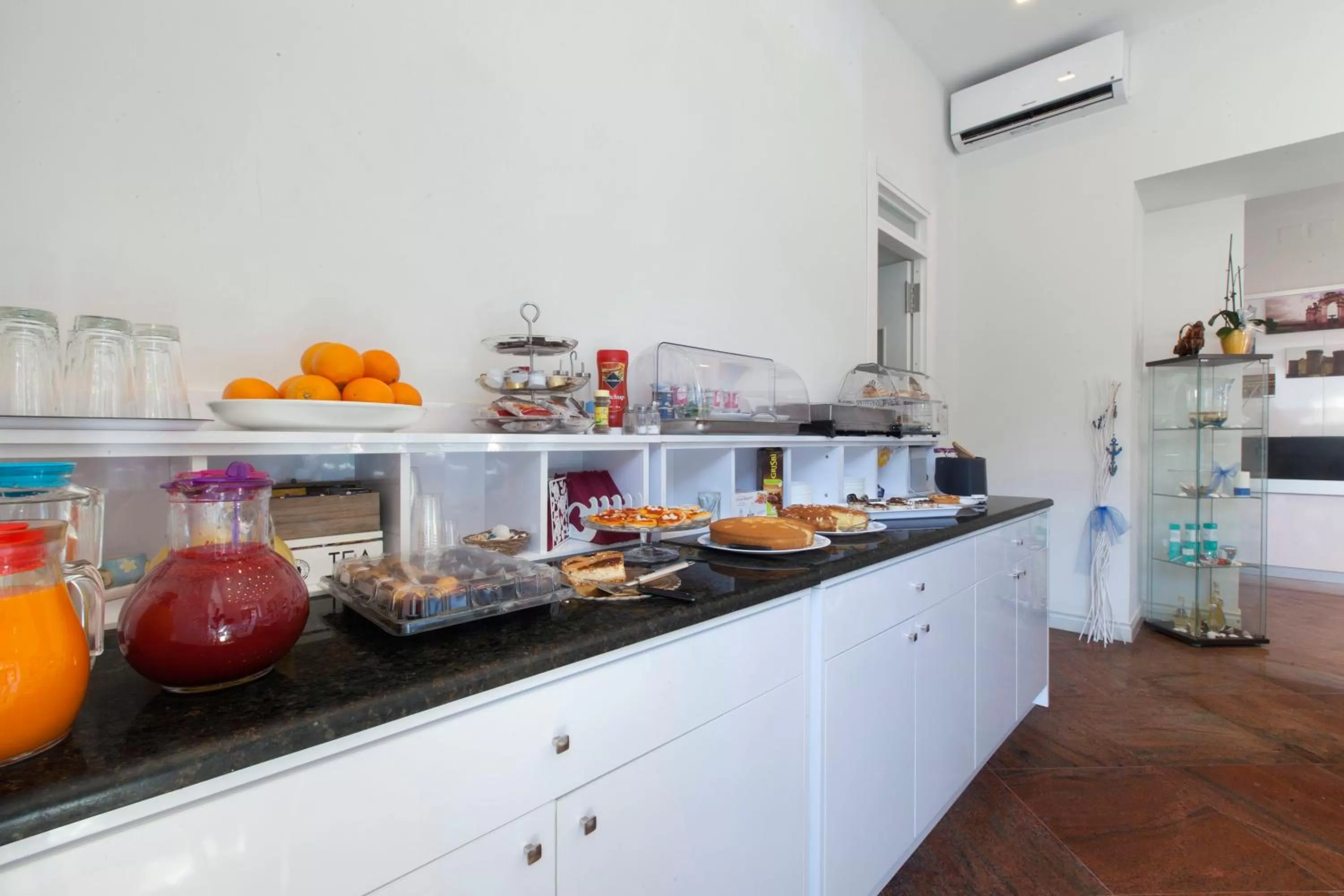 Buffet breakfast in Suite dei Catalani