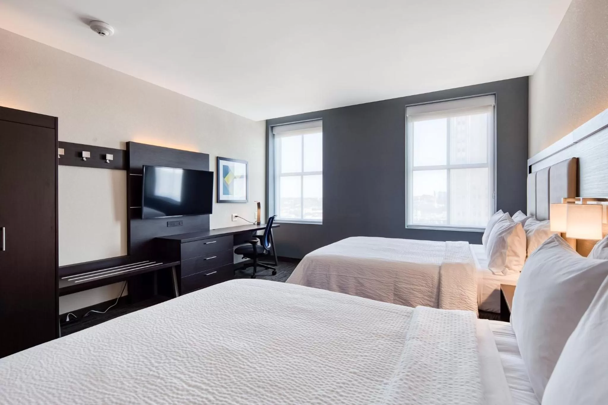 Photo of the whole room, Bed in Holiday Inn Express Kansas City Downtown