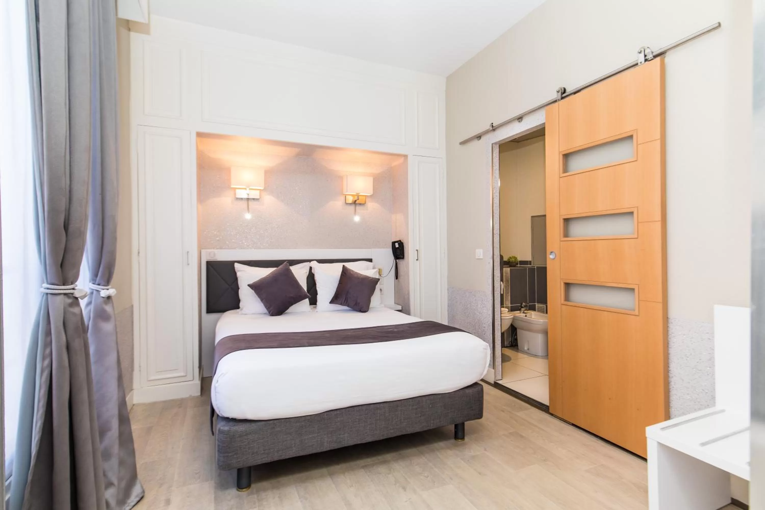 Bed in HOTEL DE PARIS MONTPARNASSE