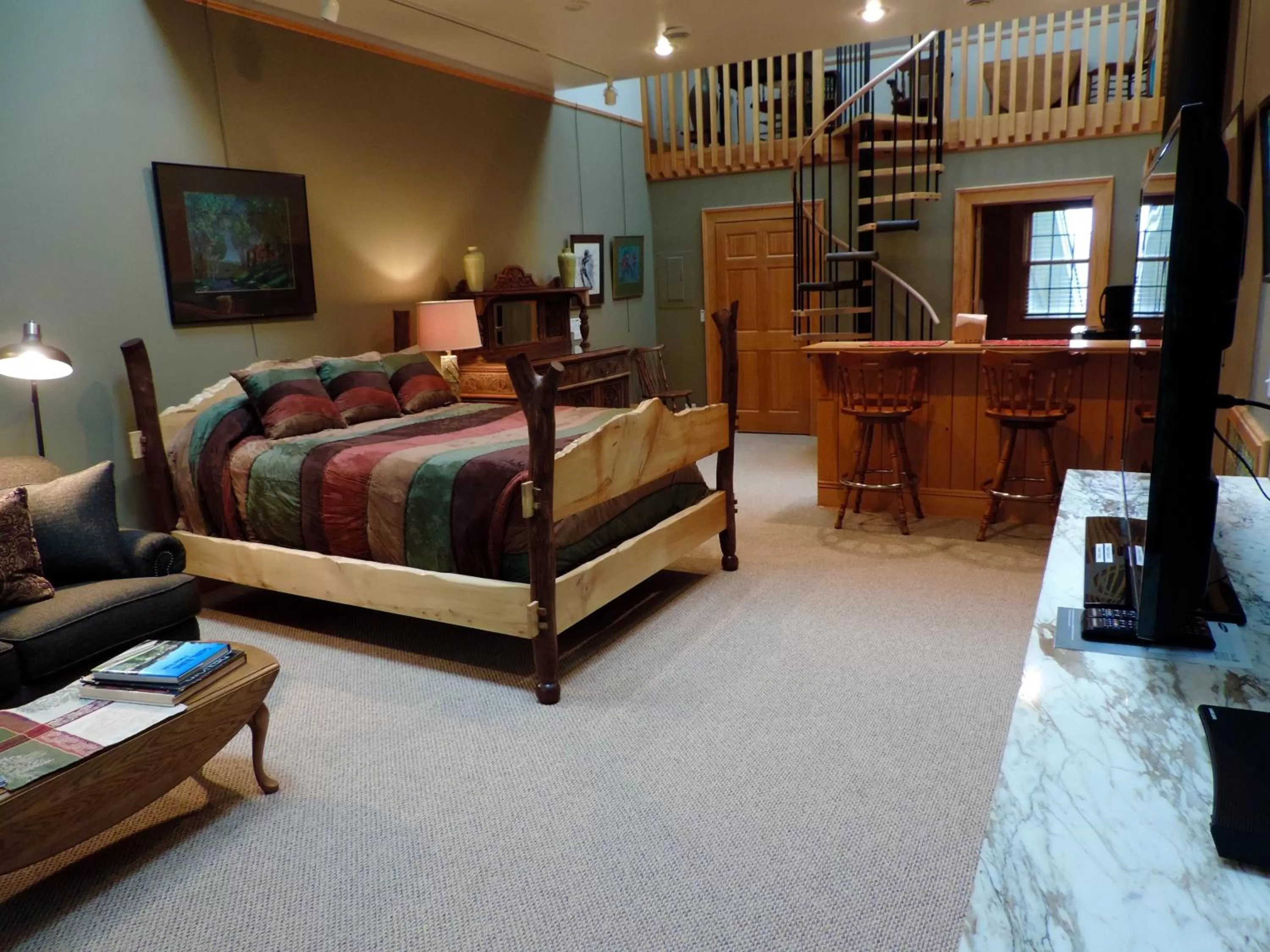 Bed in Abe's Spring Street Guest House