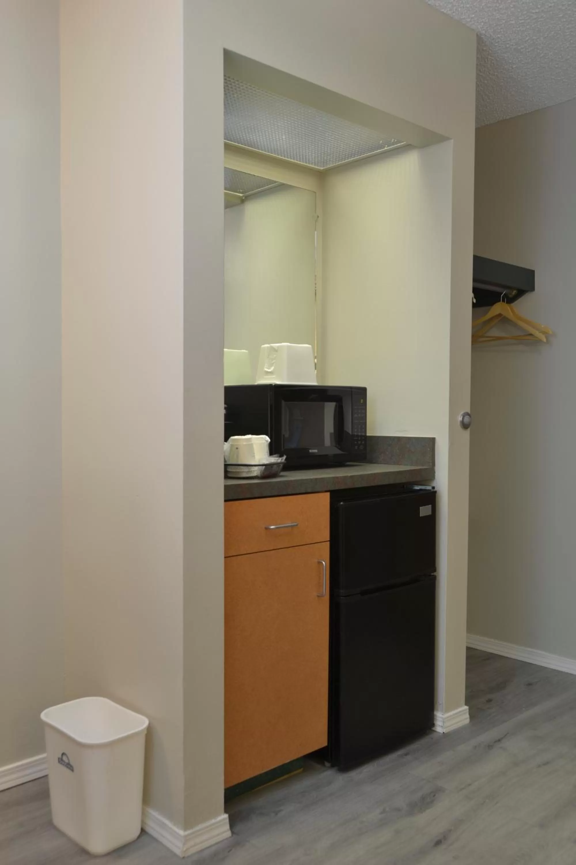 Coffee/tea facilities in Days Inn & Suites by Wyndham Airport Albuquerque