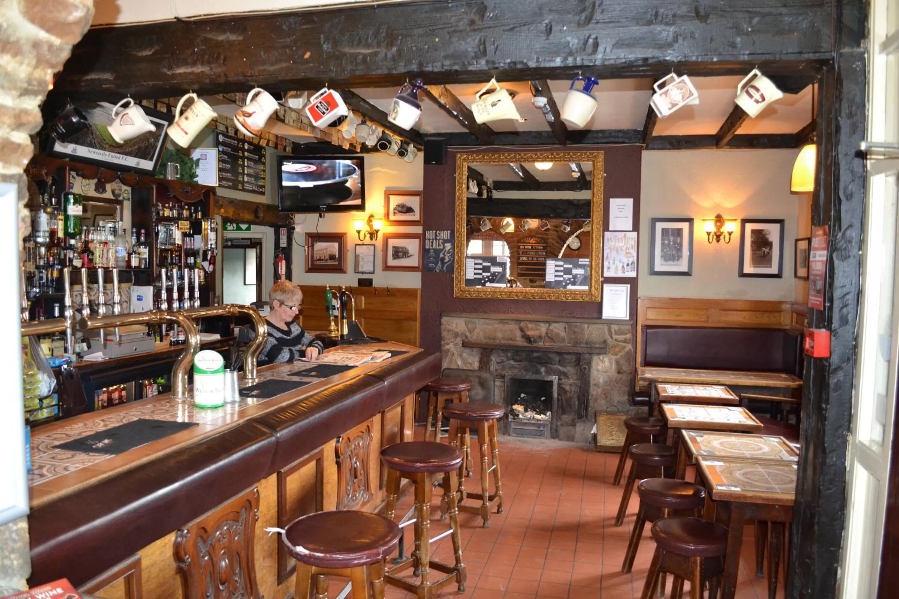 Lounge or bar in Oak Tree Inn