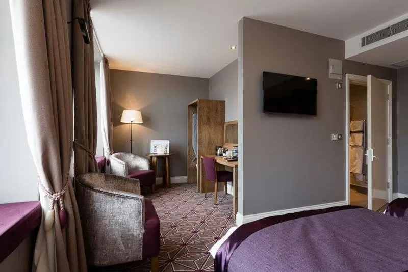 Bed, TV/Entertainment Center in Pilgrims Progress Wetherspoon