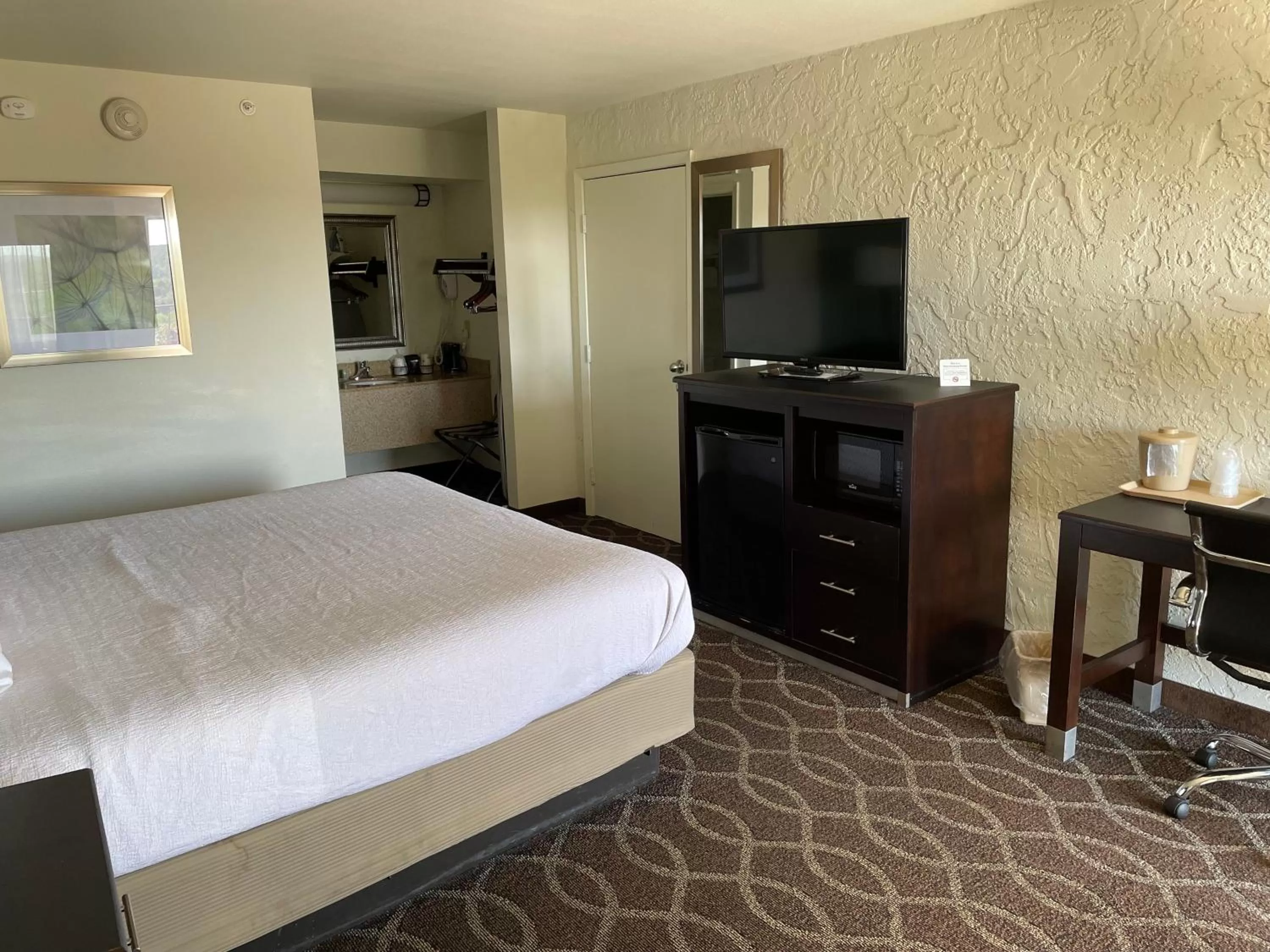 Bed in Quality Inn Clinton North