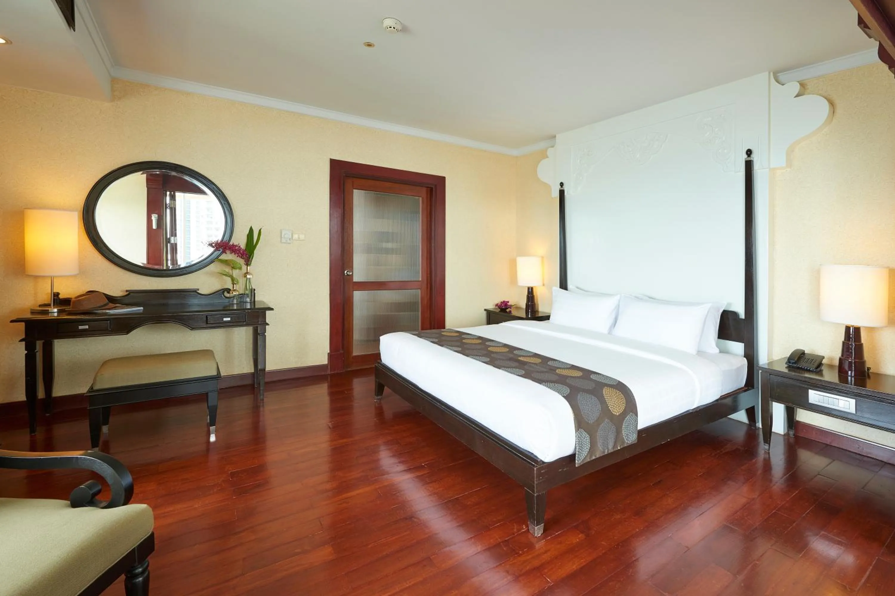 Photo of the whole room, Bed in Long Beach Garden Hotel & Pavilions