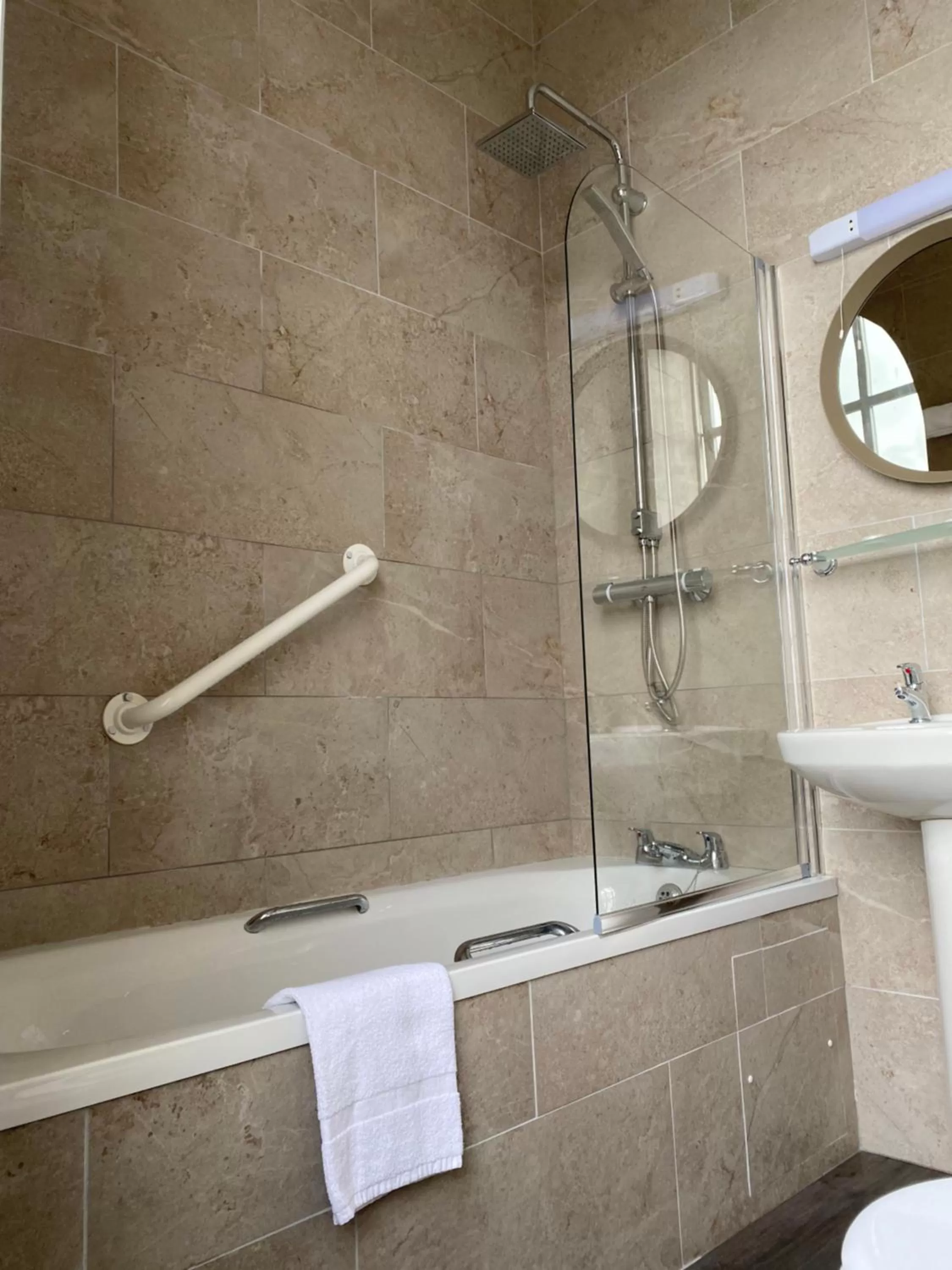 Bathroom in Kildare House Hotel