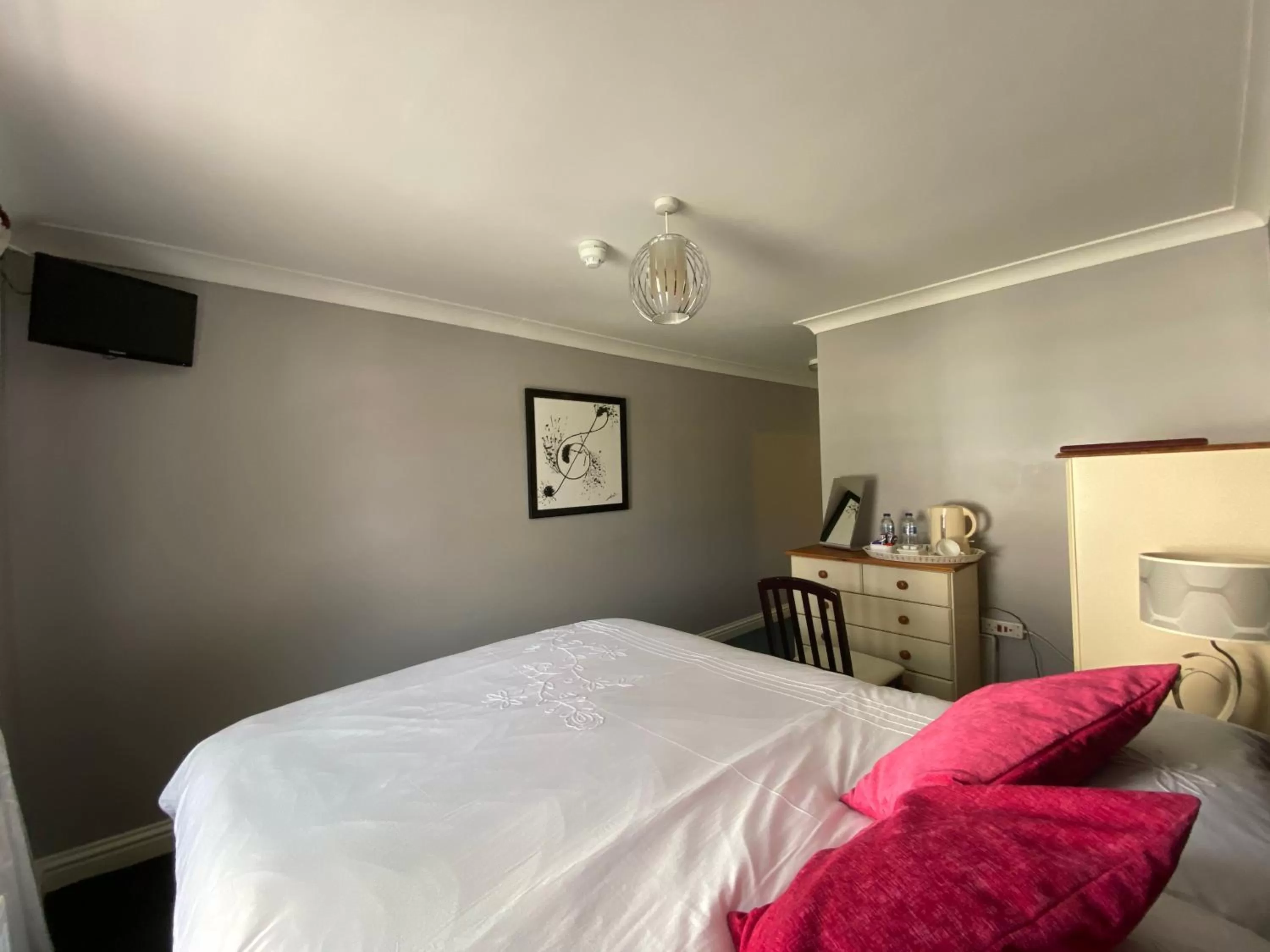 Bedroom, Bed in Flambards Hotel