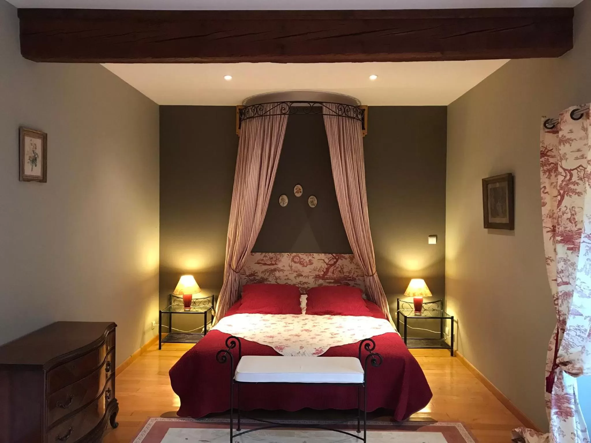 Bedroom, Bed in Domaine Le Castelet