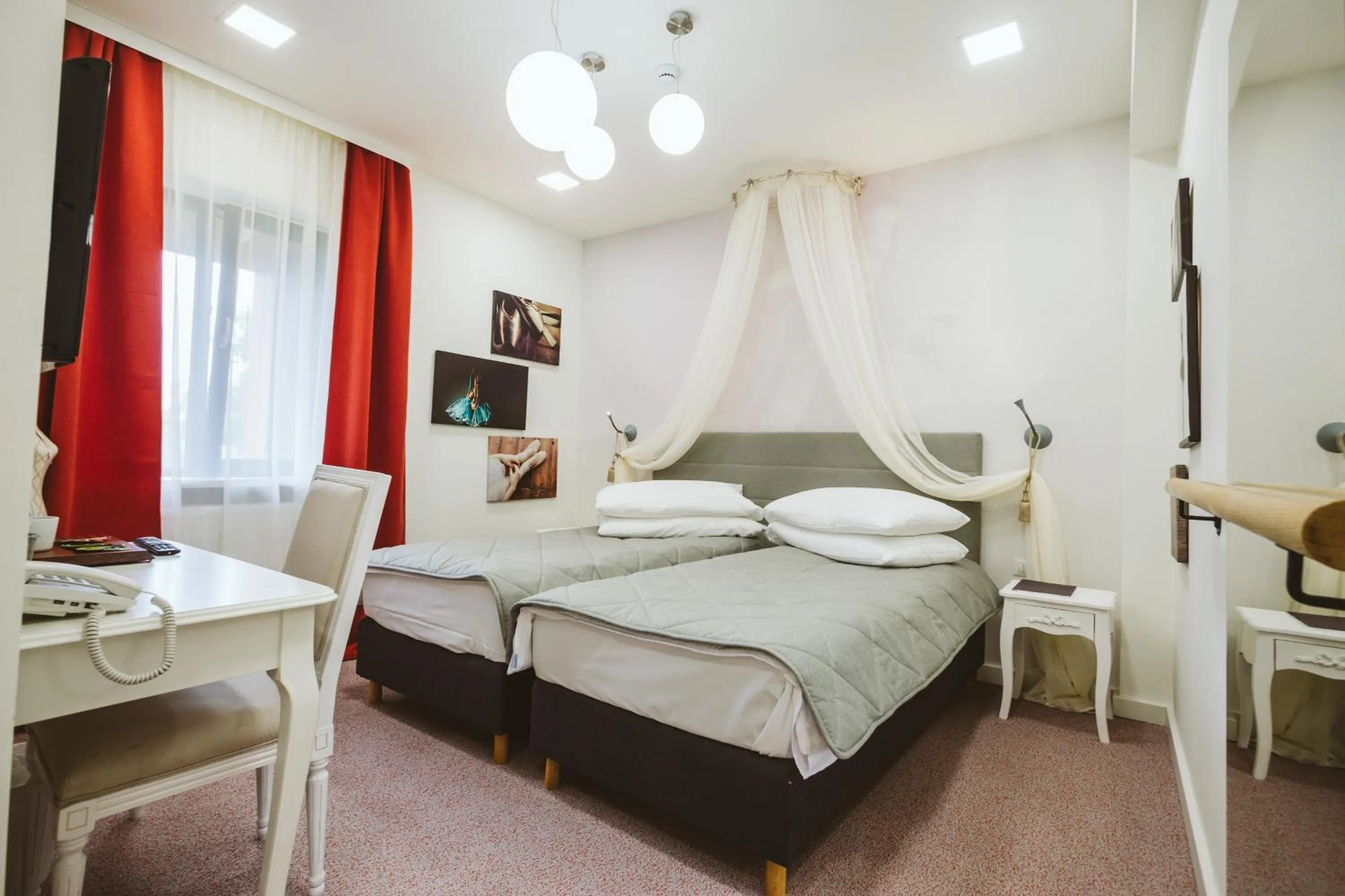 Photo of the whole room in Lol et Lola Hotel