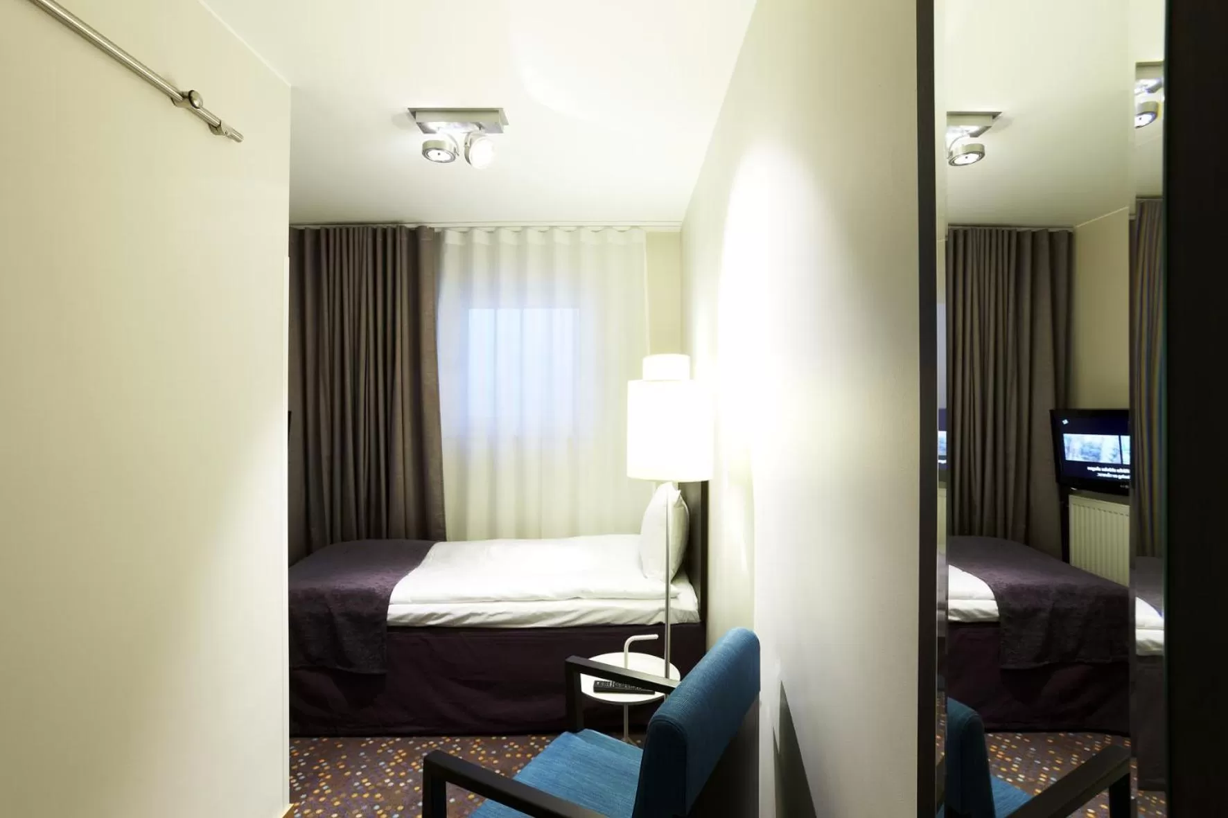 Photo of the whole room, Bed in Finn Apartments