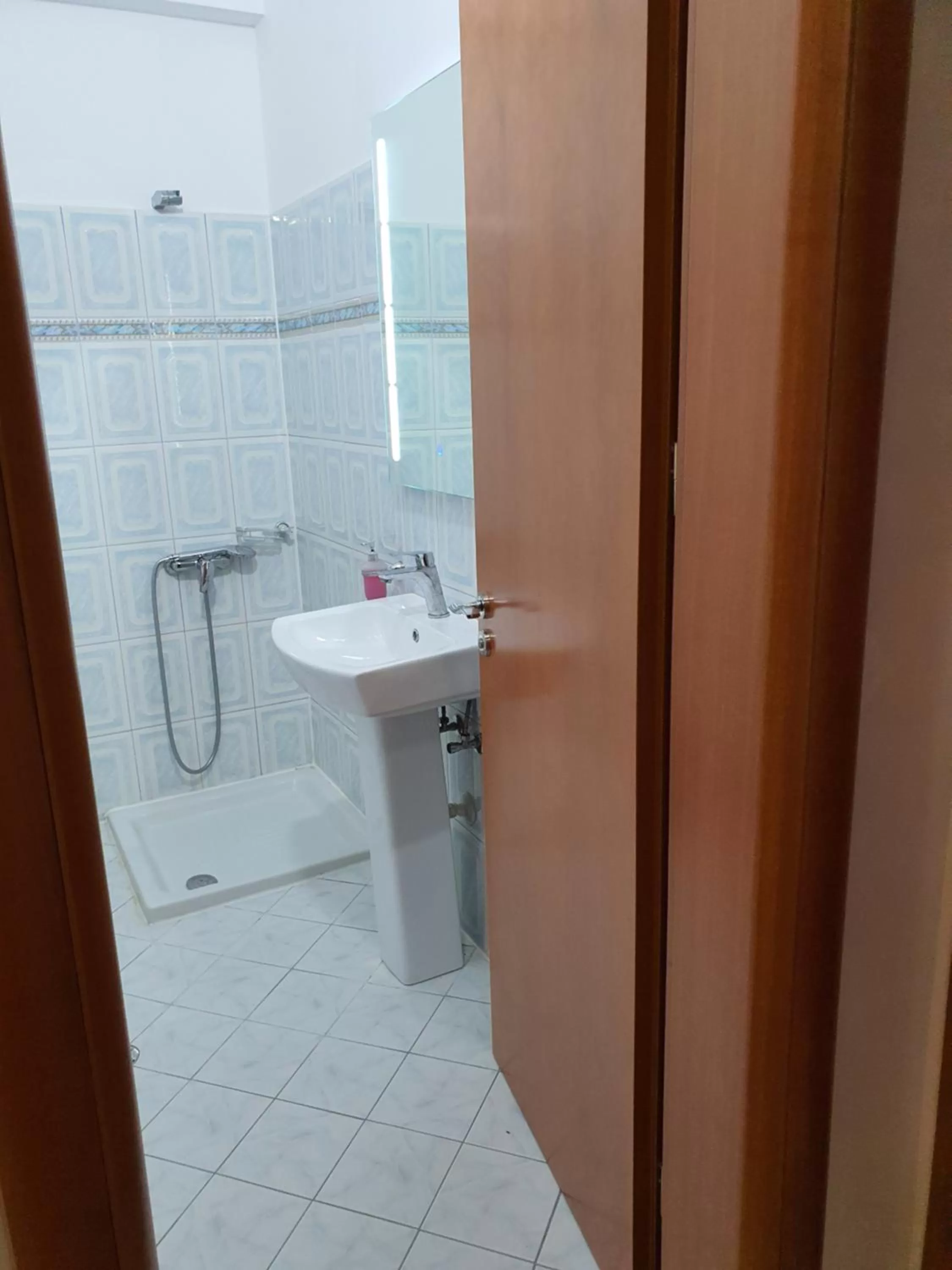 Bathroom in Kompleksi GJONI