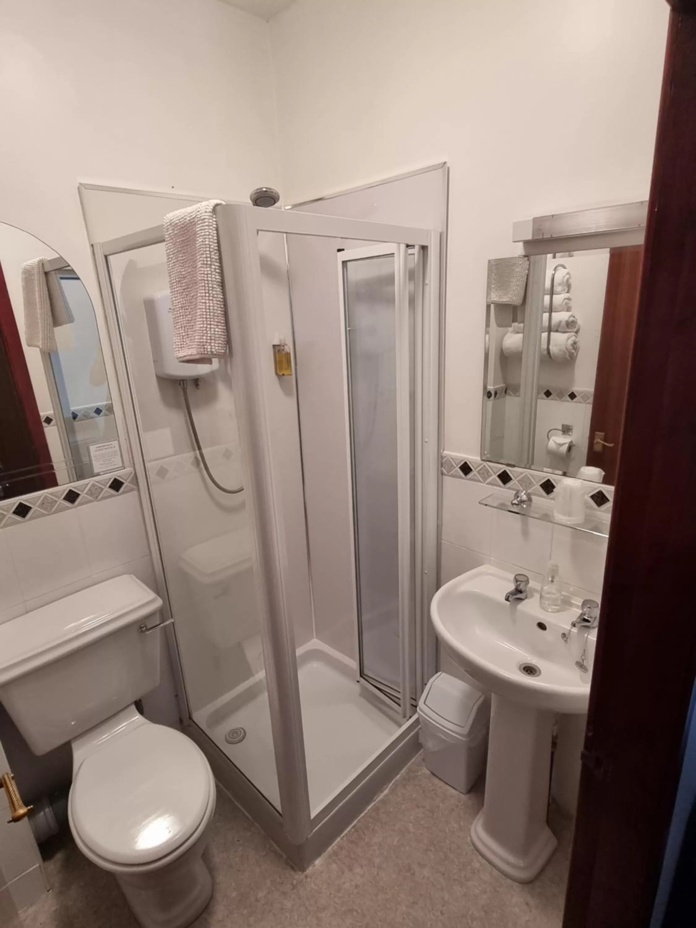 Glenfern Guest House and a separate Cottage with its own private hot tub