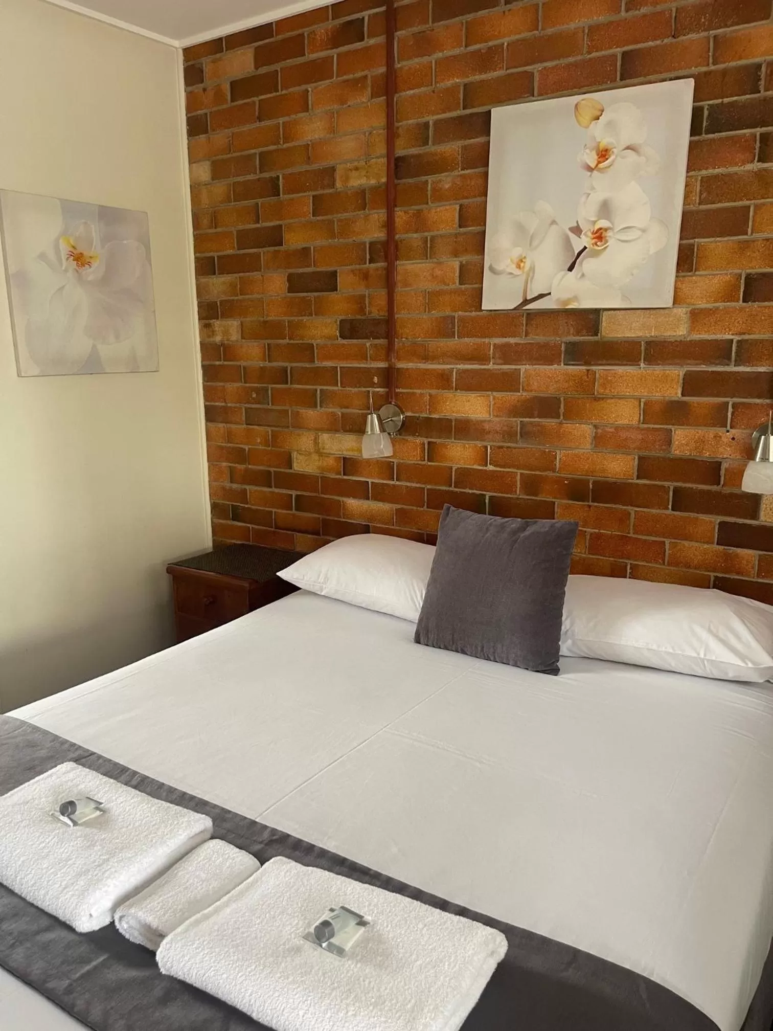 Bed in Avocado Motor Inn