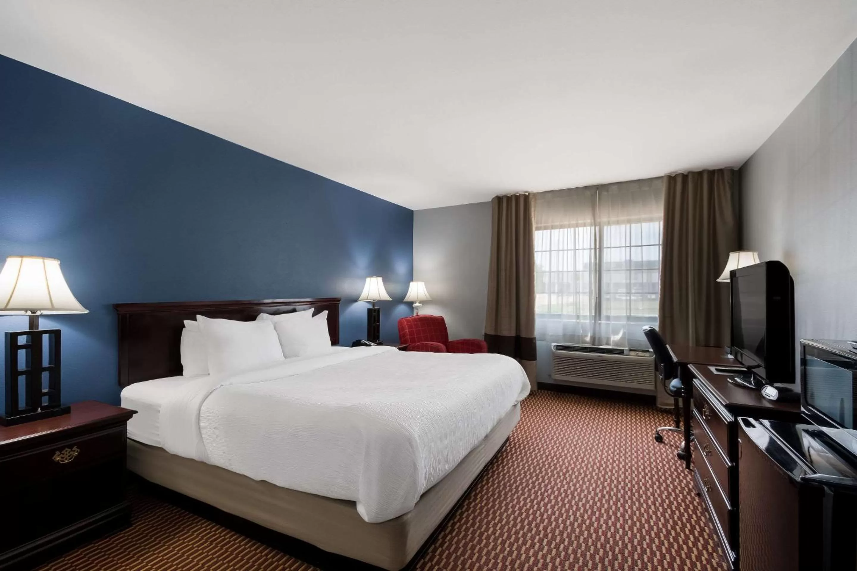 Bedroom, Bed in Quality Inn & Suites Oklahoma City North