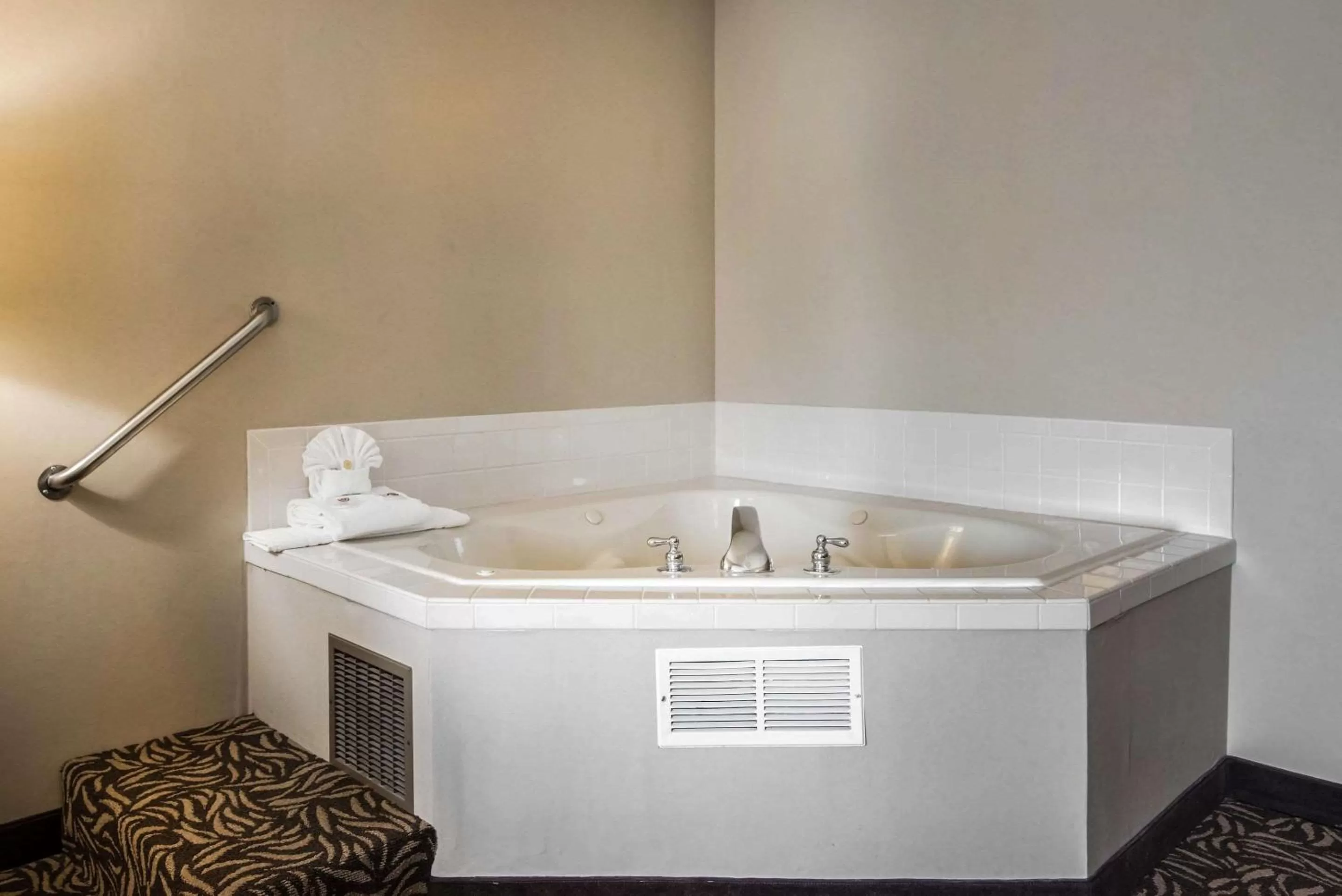 Photo of the whole room in Clarion Inn & Suites Cortland - University Area