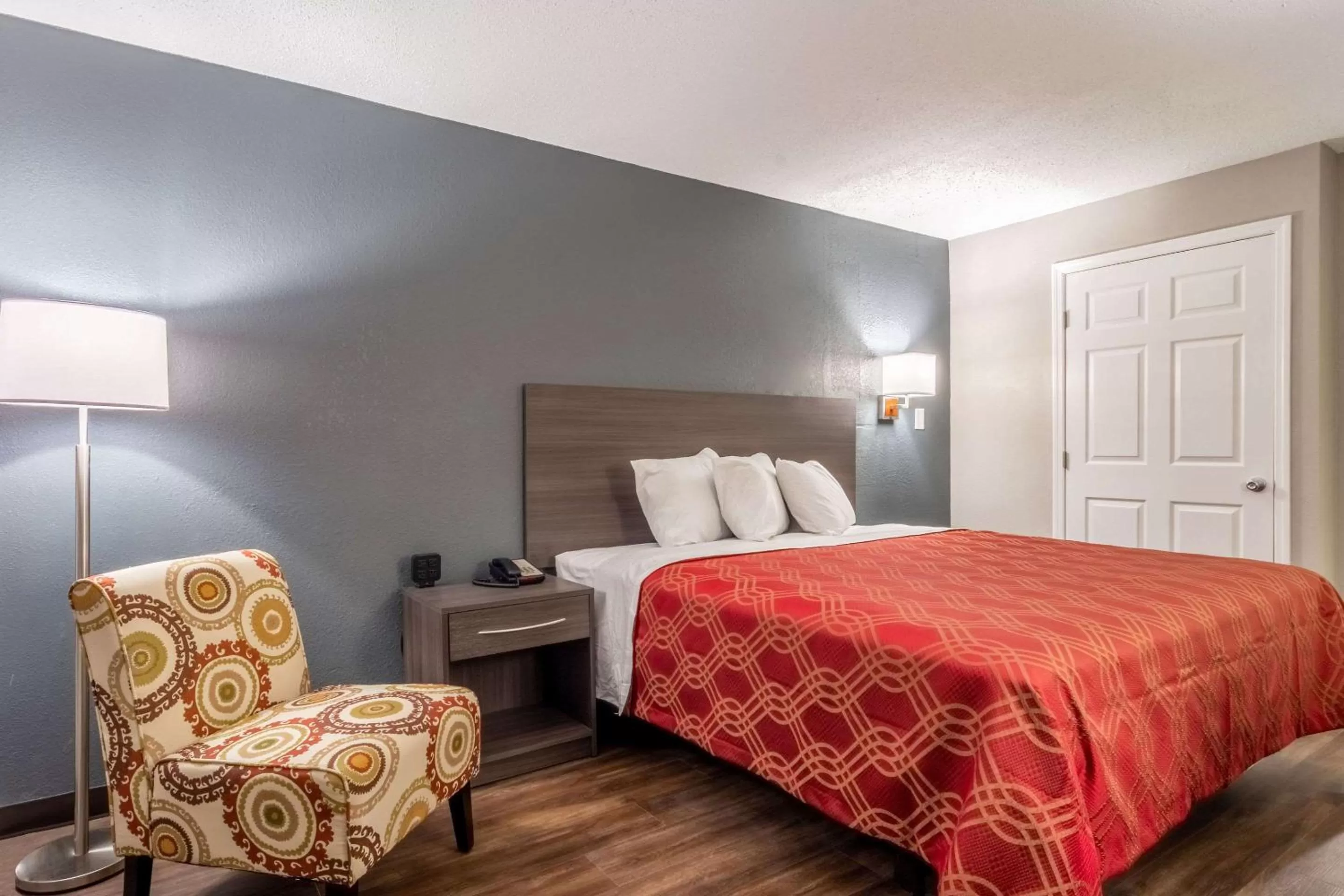 Photo of the whole room, Bed in Econo Lodge East Ridge