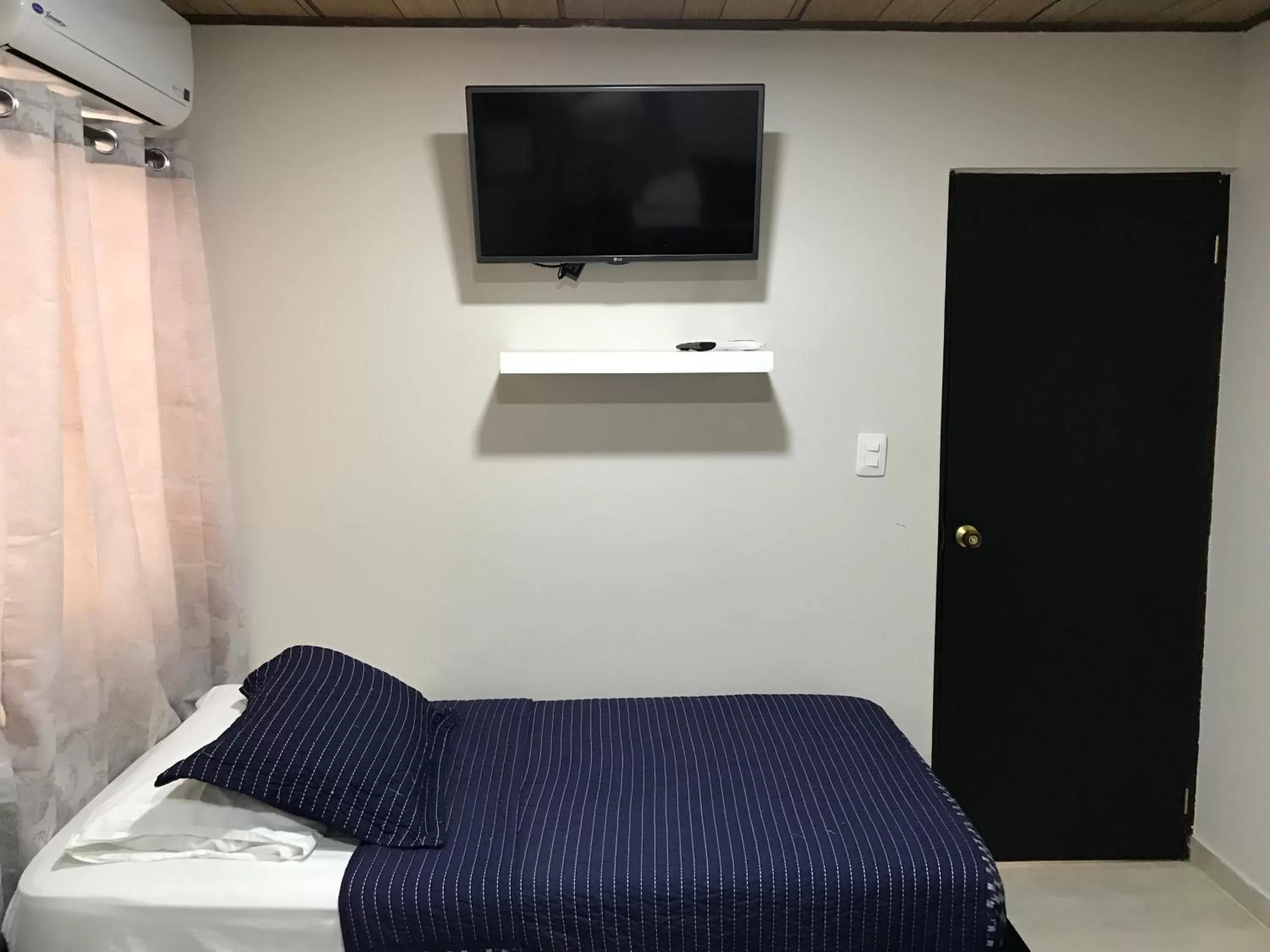 TV/Entertainment Center in Caribbean Island Hotel Piso 2